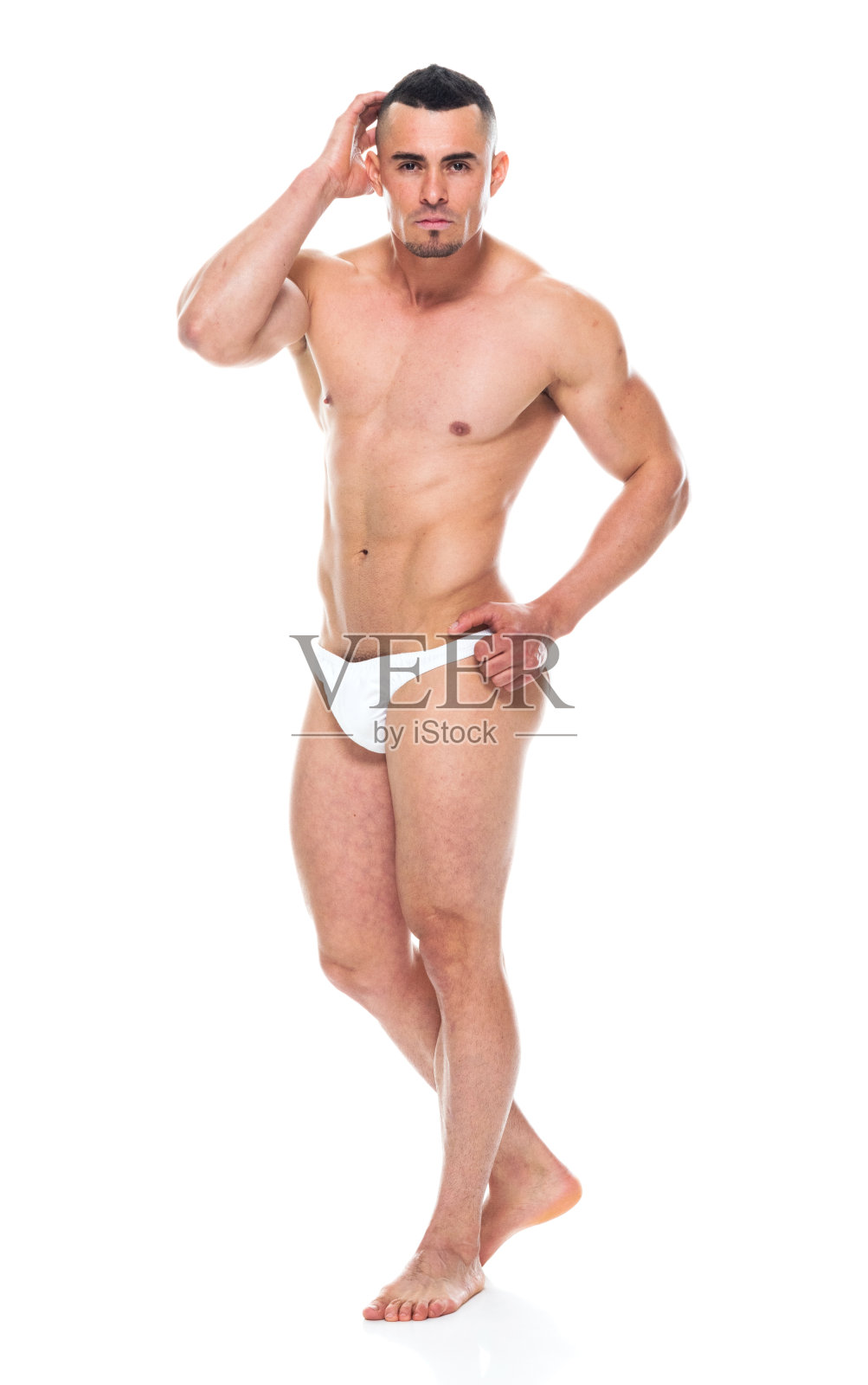 站在白色背景前，穿着男士内裤的拉丁美洲裔男性照片摄影图片
