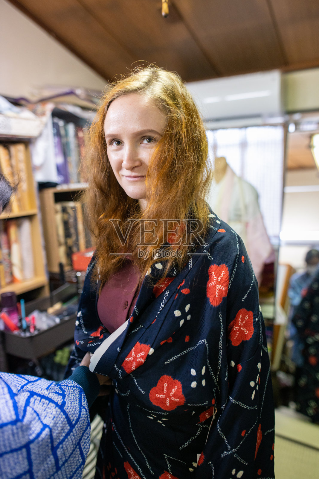 年轻的白人妇女在和服租赁店试穿和服照片摄影图片