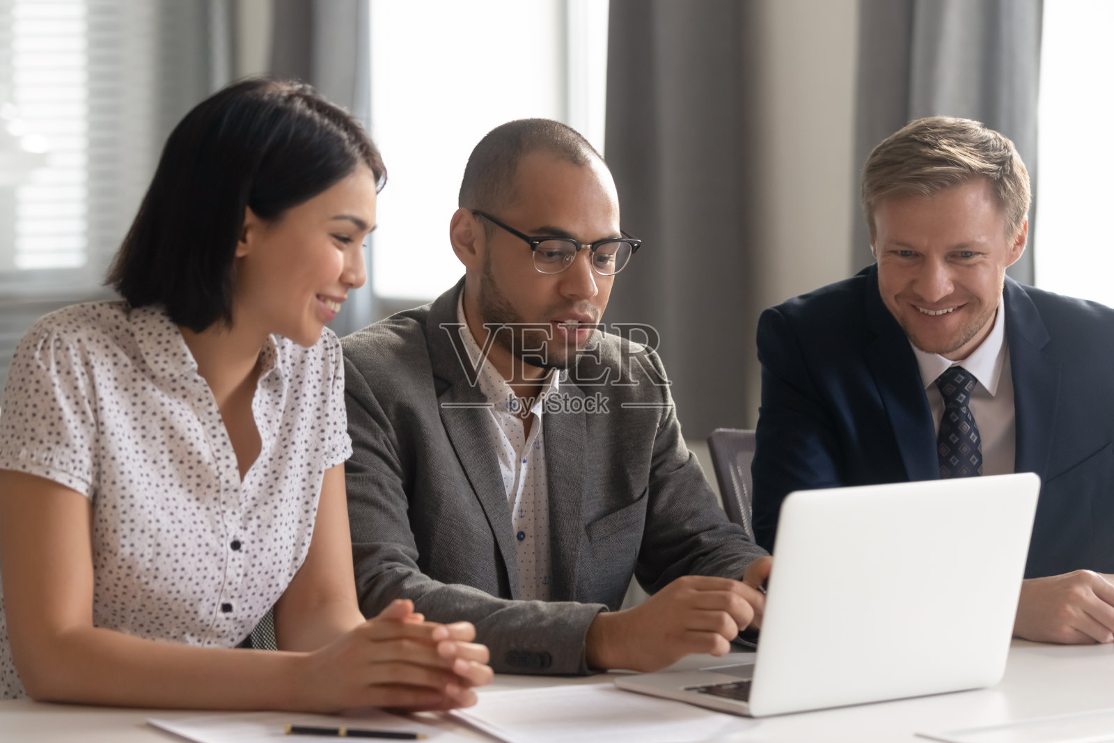 成功微笑的多元化同事倾听非裔美国人团队领导者照片摄影图片