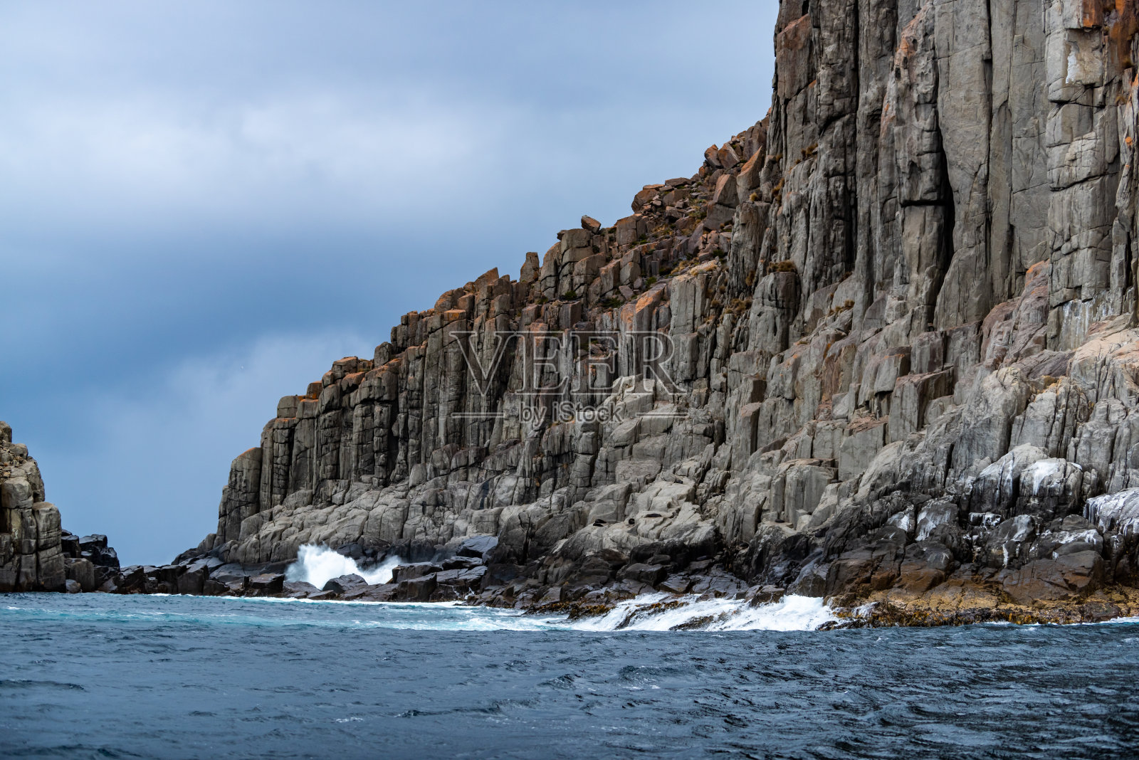 鹰颈海岸悬崖在塔斯曼国家公园保护区，阿瑟港，塔斯马尼亚照片摄影图片