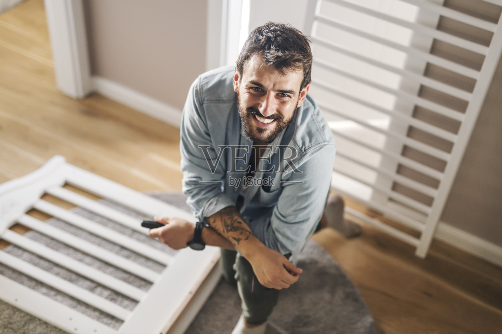 微笑的男人手持螺丝刀肖像照片摄影图片