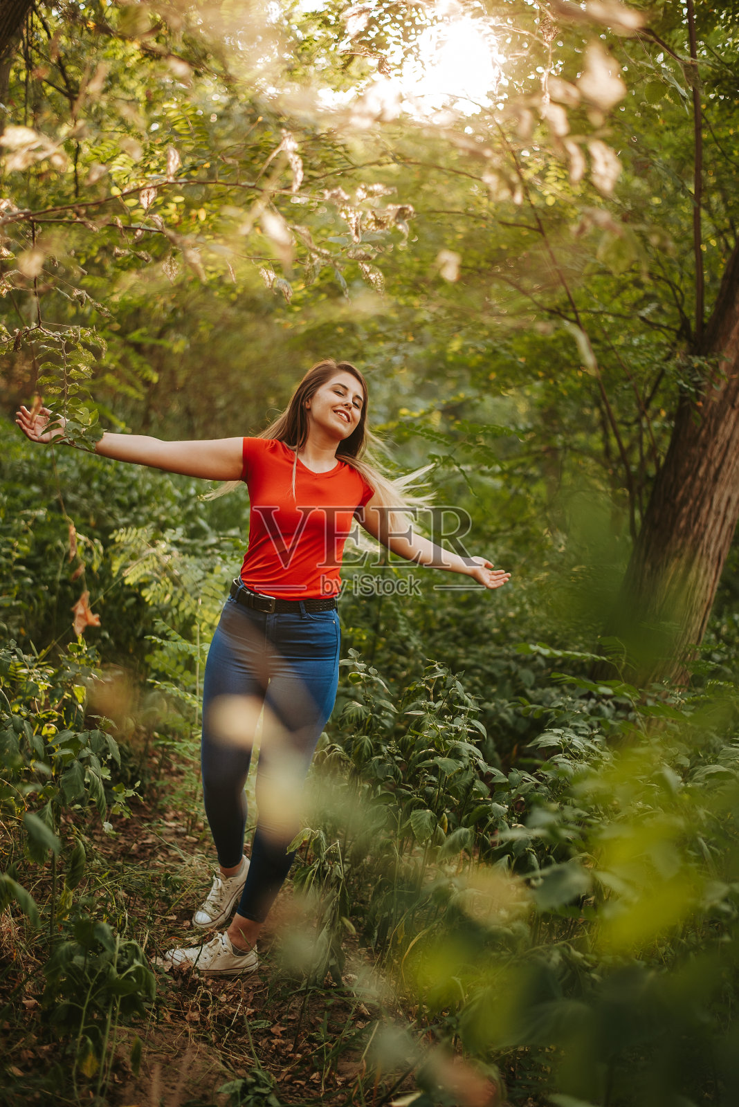 大自然中快乐美丽的年轻女子照片摄影图片