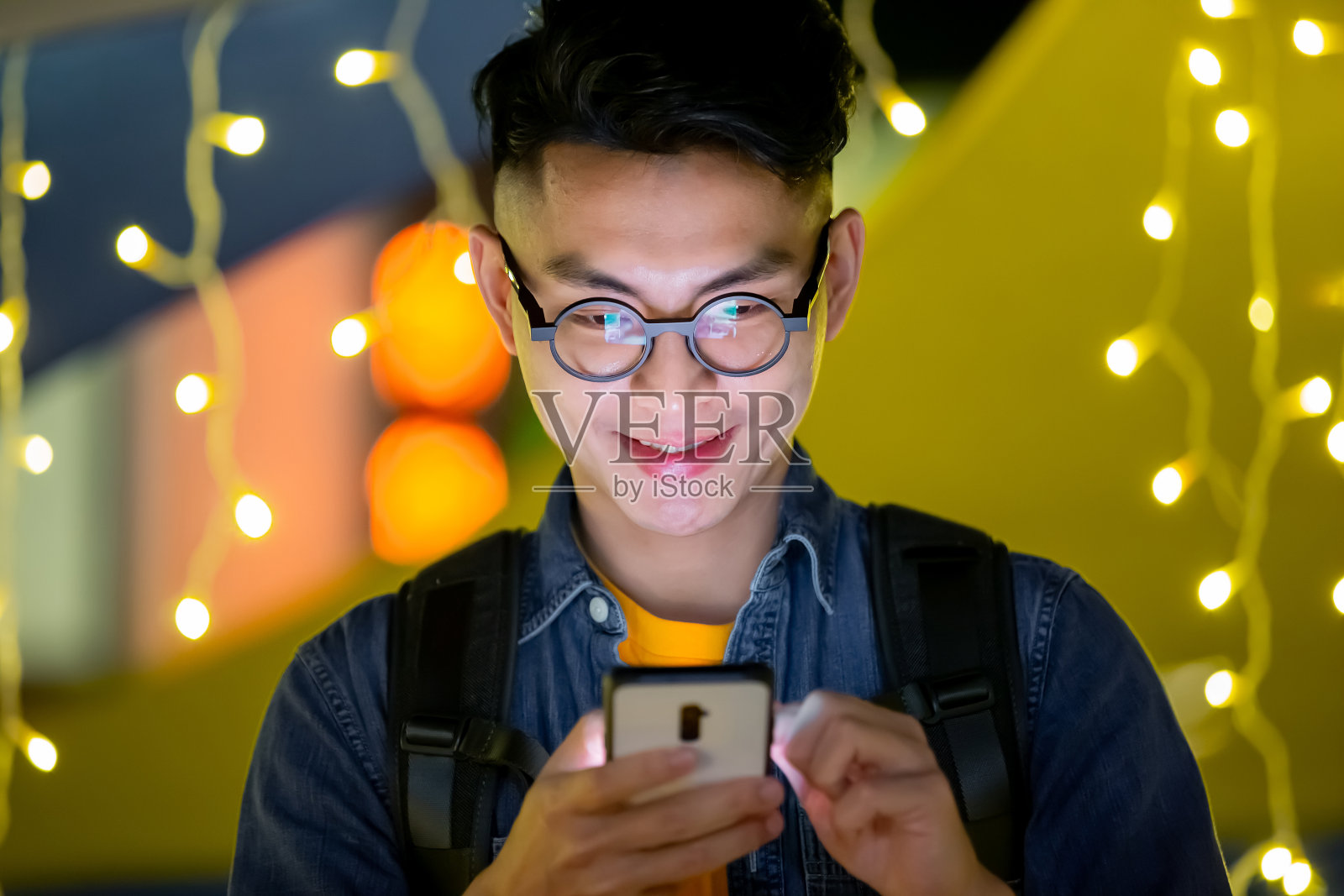 男人在户外使用智能手机照片摄影图片