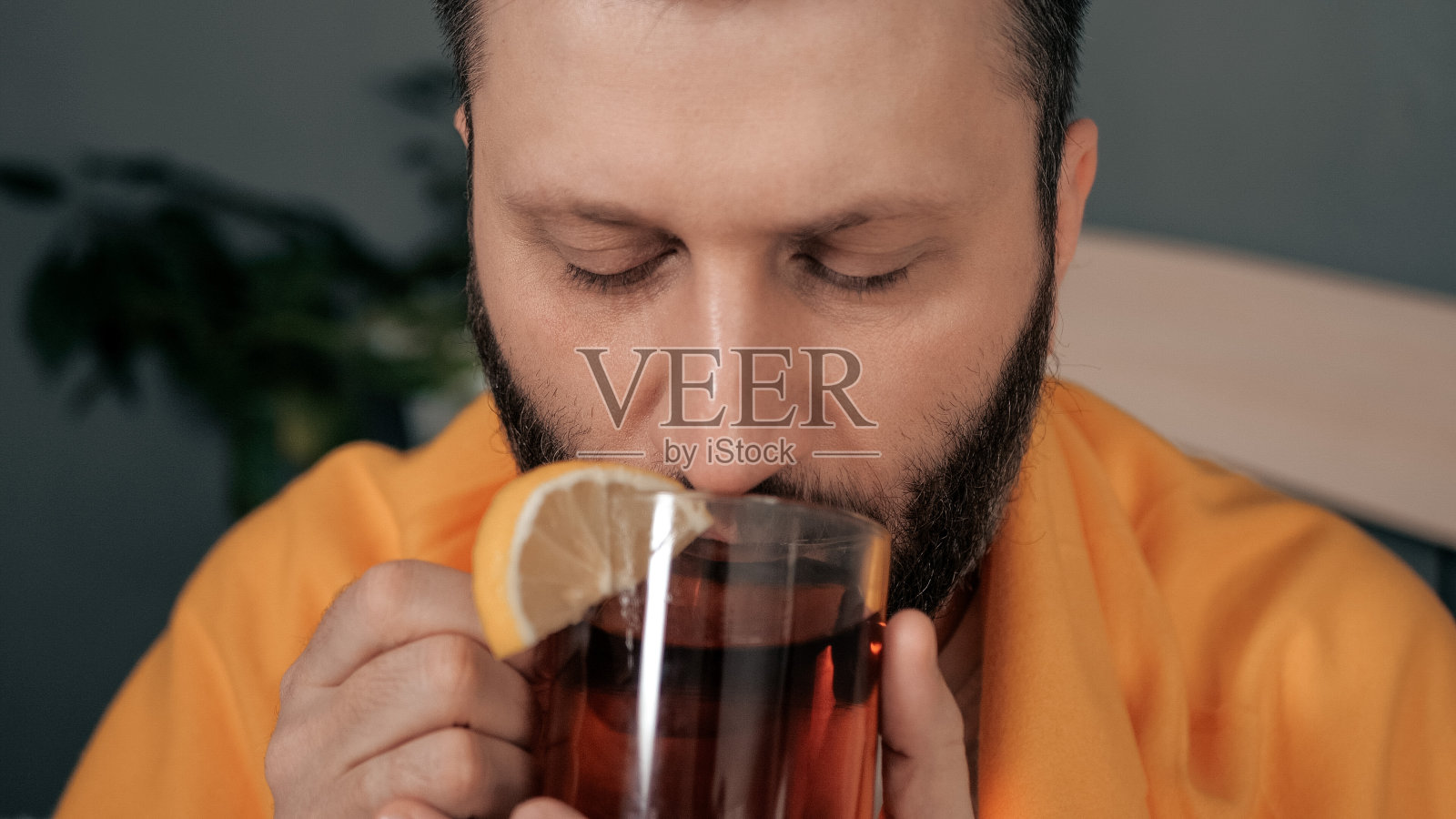 男子正在喝红茶照片摄影图片