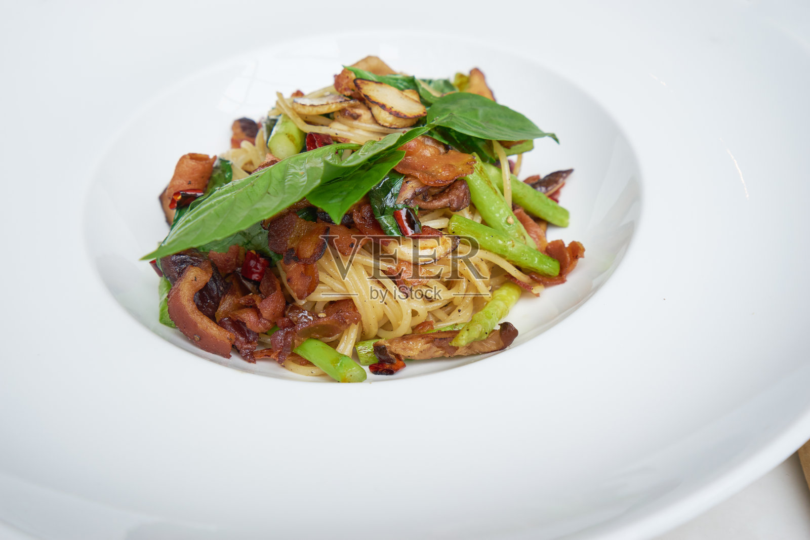 美味的意大利面配干辣椒和信标照片摄影图片