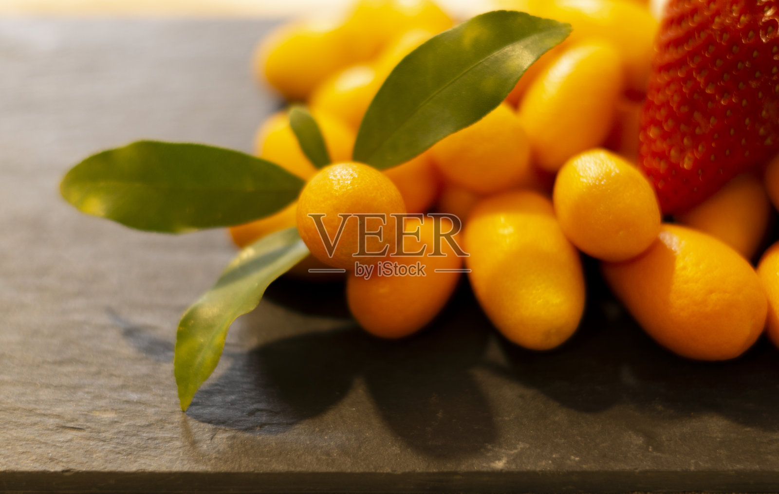 金橘或kinoto在黑色背景照片摄影图片