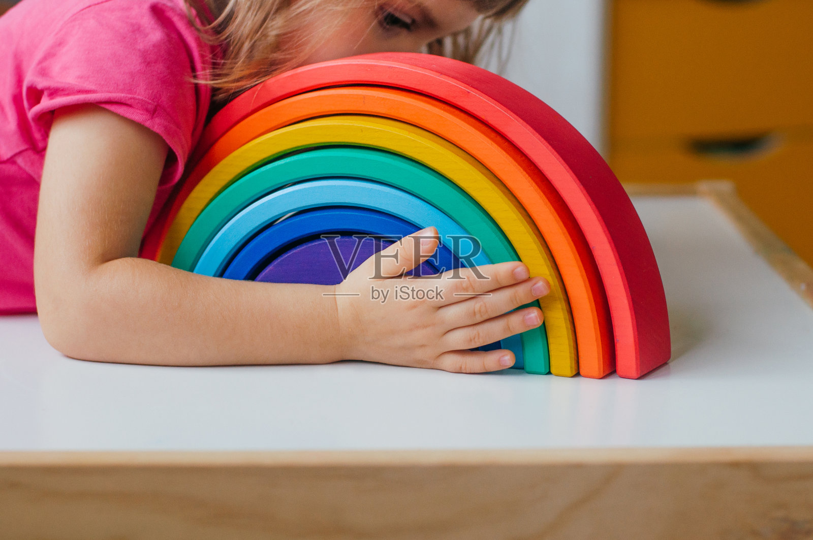 小女孩玩彩色的木制玩具彩虹的特写照片摄影图片