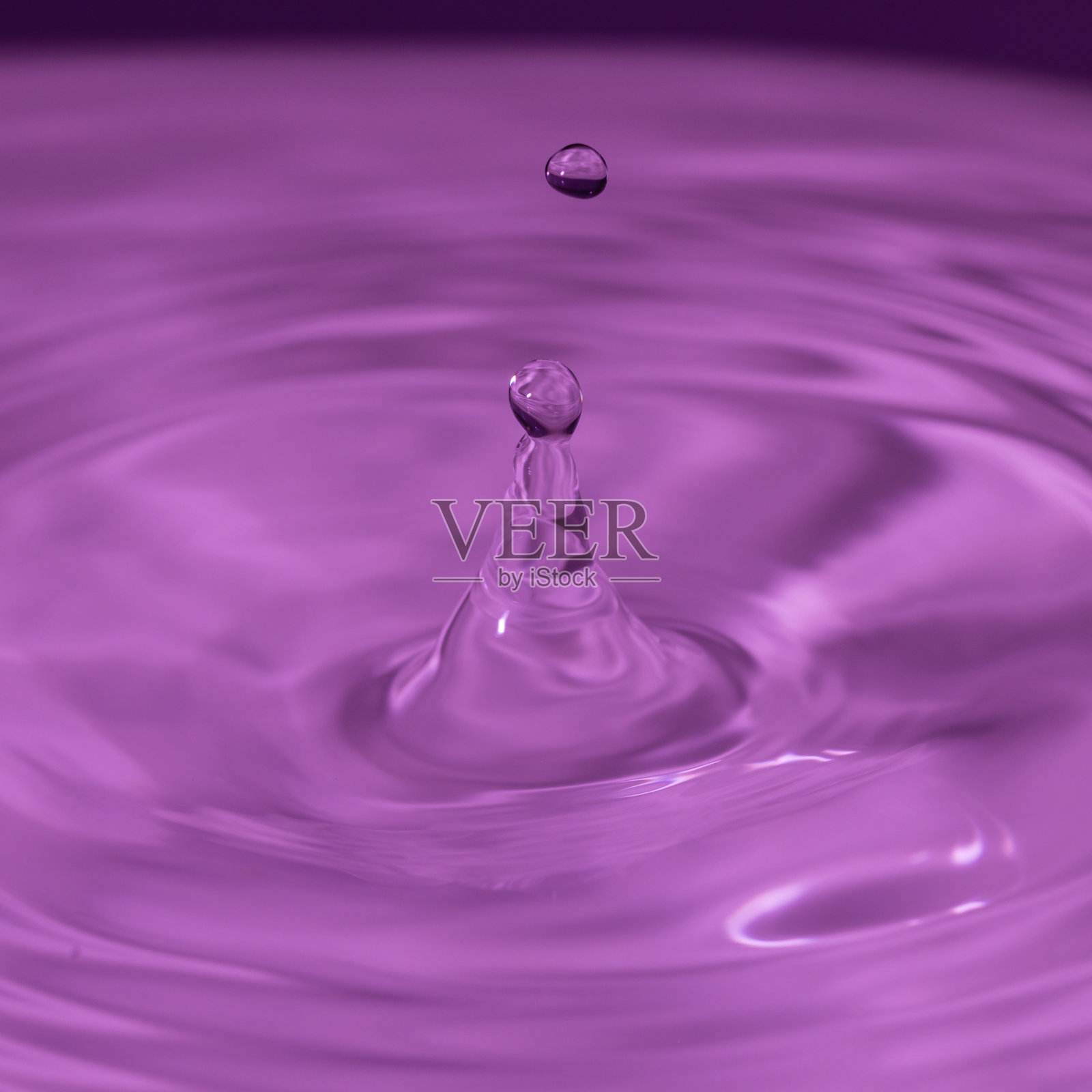 水滴在更多水的表面弹跳照片摄影图片