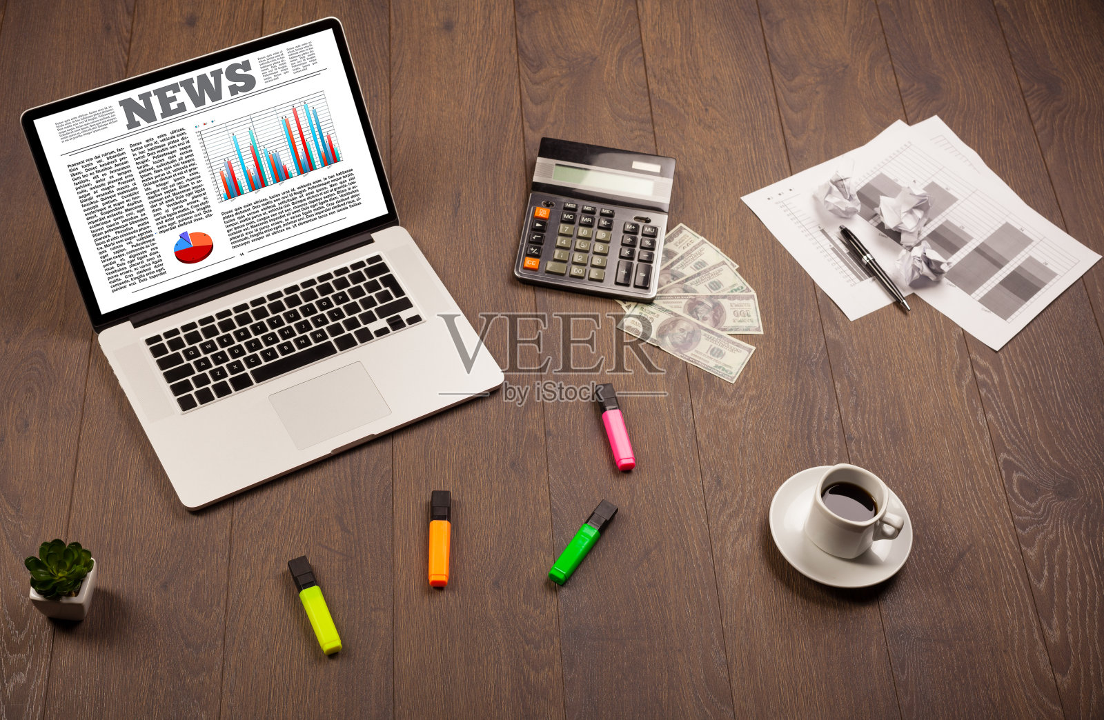 电脑、笔记本电脑放在办公桌上，配有办公配件照片摄影图片