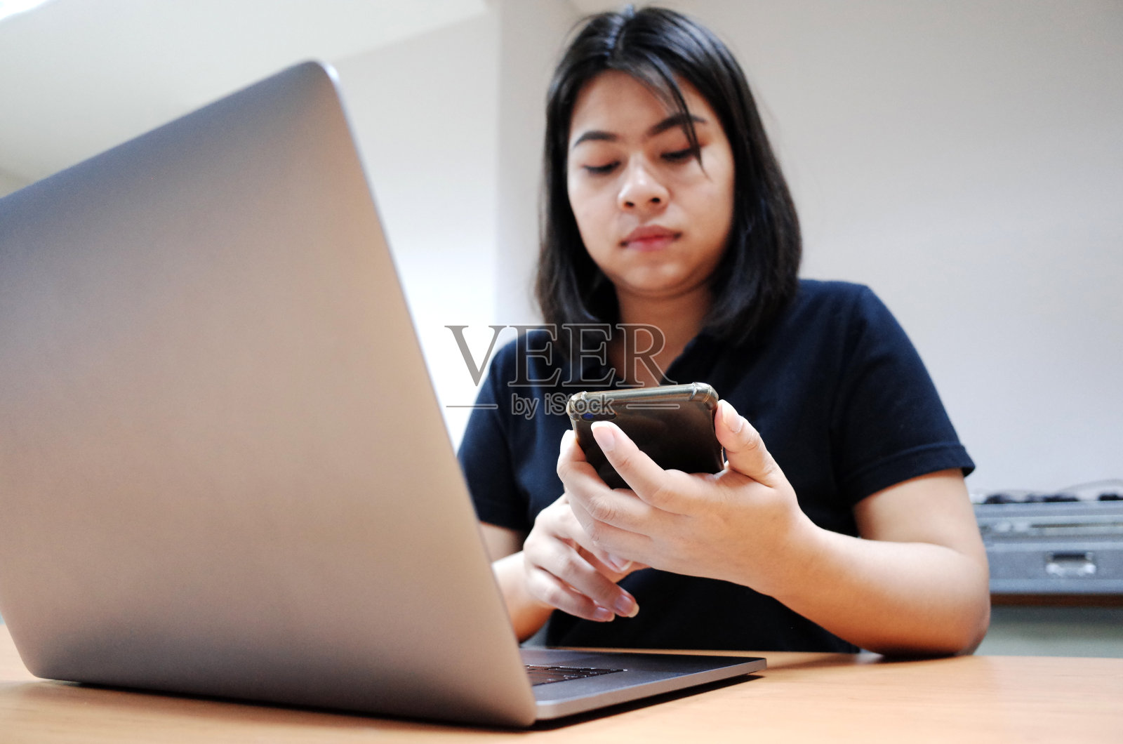 在办公室使用笔记本电脑的人照片摄影图片