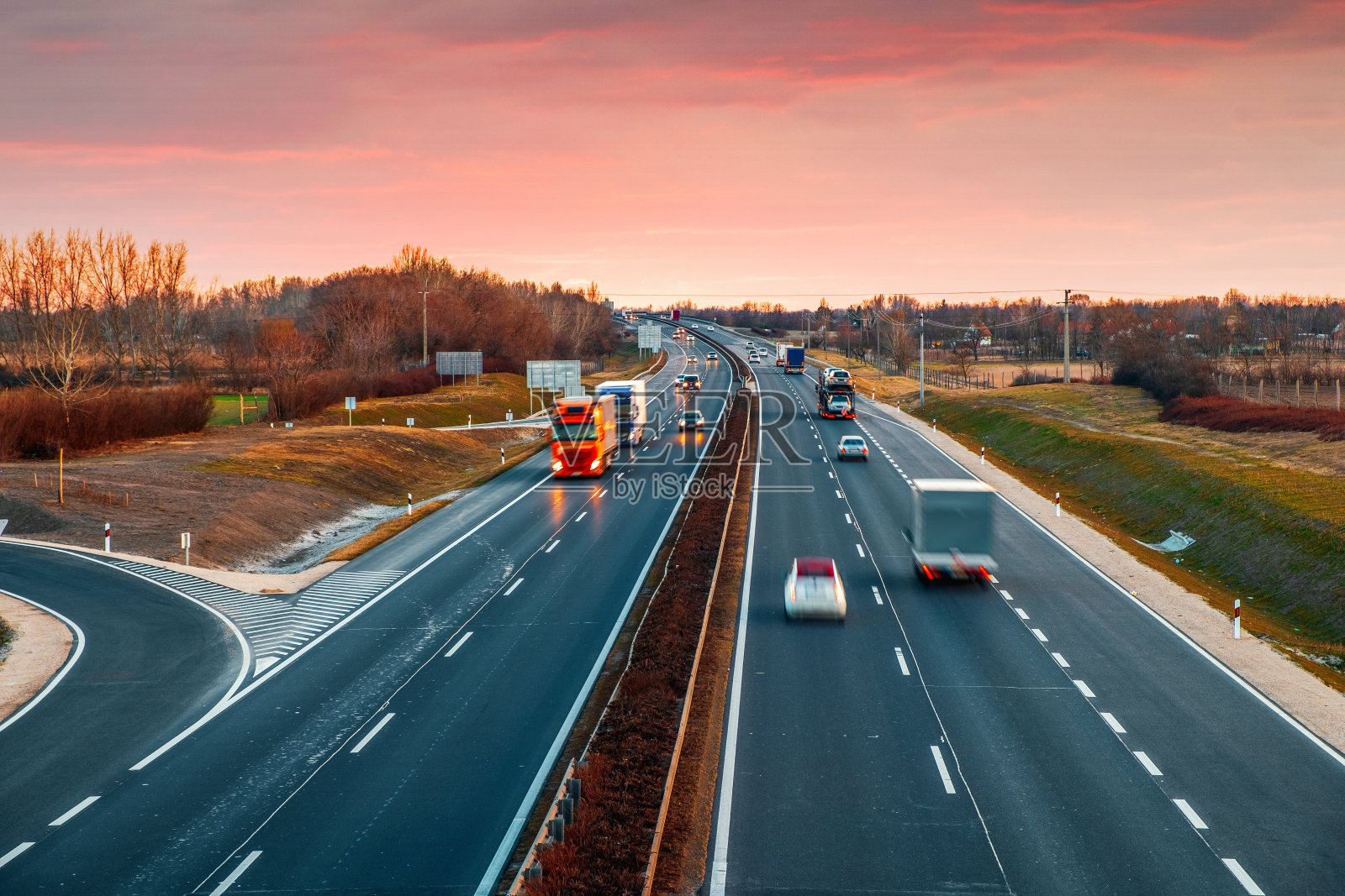 美丽日落时分繁忙的高速公路和快速行驶的车辆照片摄影图片