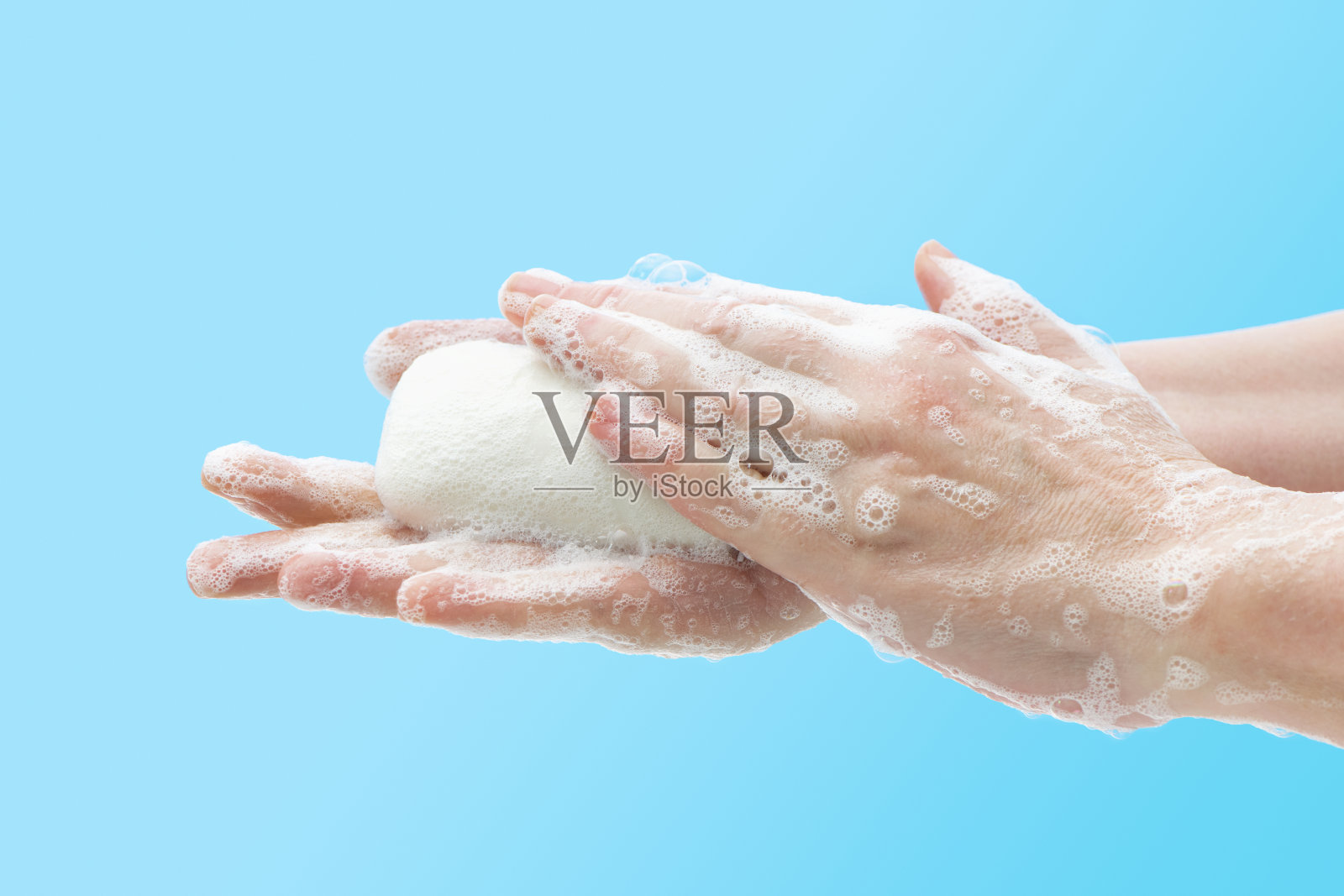 用肥皂洗手照片摄影图片