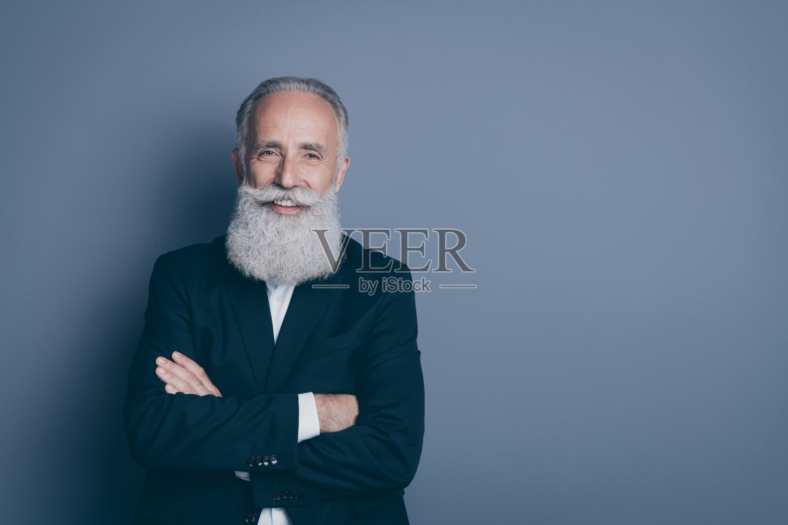 他的特写肖像，他漂亮迷人，愉快愉快的内容，成功的灰白头发的男人，首席执行官老板，首席高级经理，雇主，双臂孤立在灰色柔和的颜色背景照片摄影图片