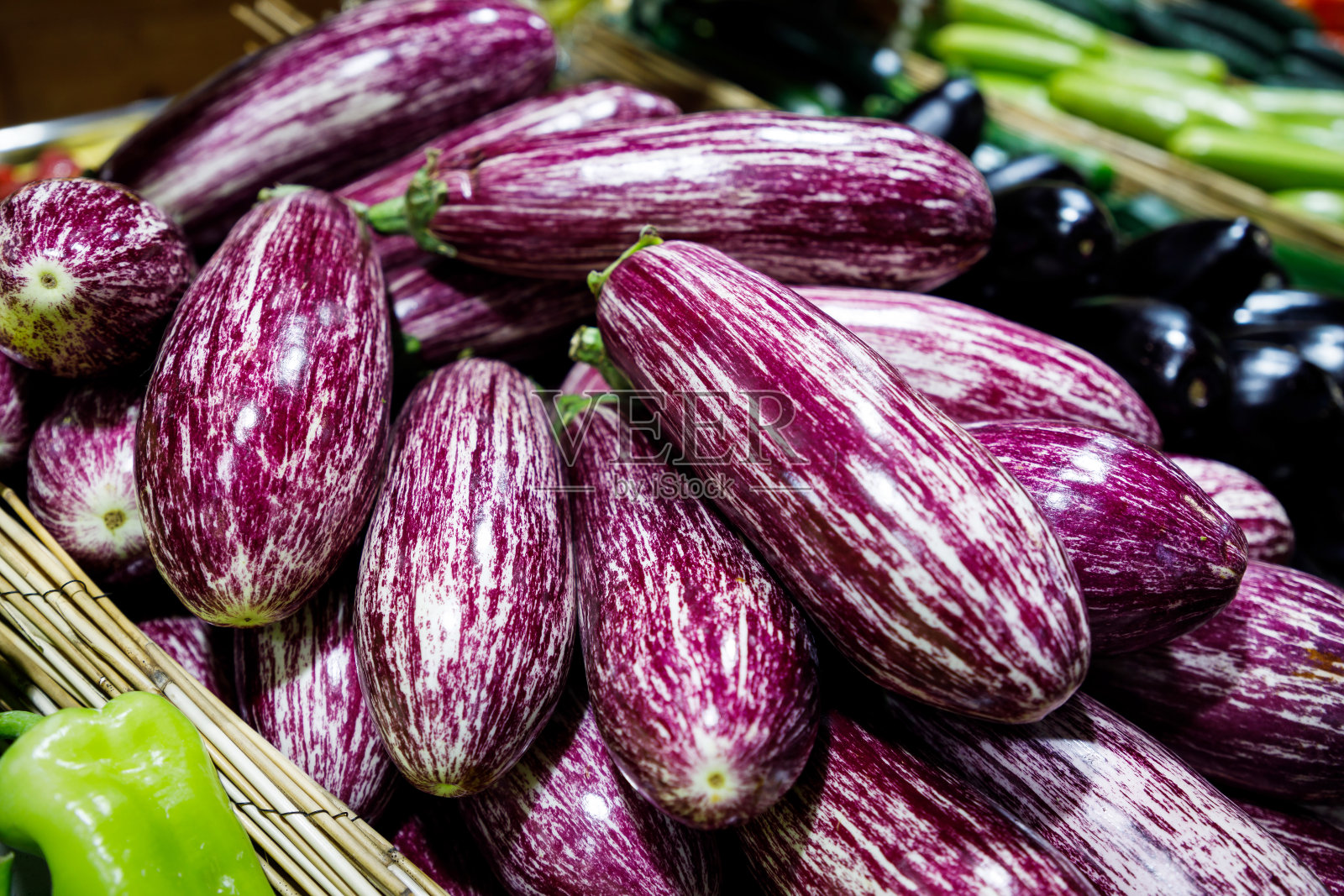 市场上的条纹紫茄子照片摄影图片