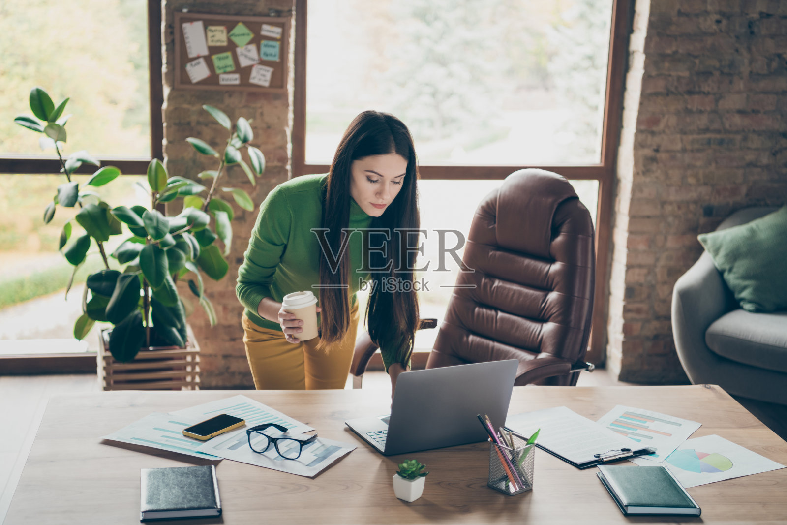 她的肖像，她很好，有吸引力，可爱，迷人，漂亮的女士，金融家，营销人员，工作日，喝拿铁，在现代阁楼，工业室内，工作地点，工作站，创造创业公司照片摄影图片