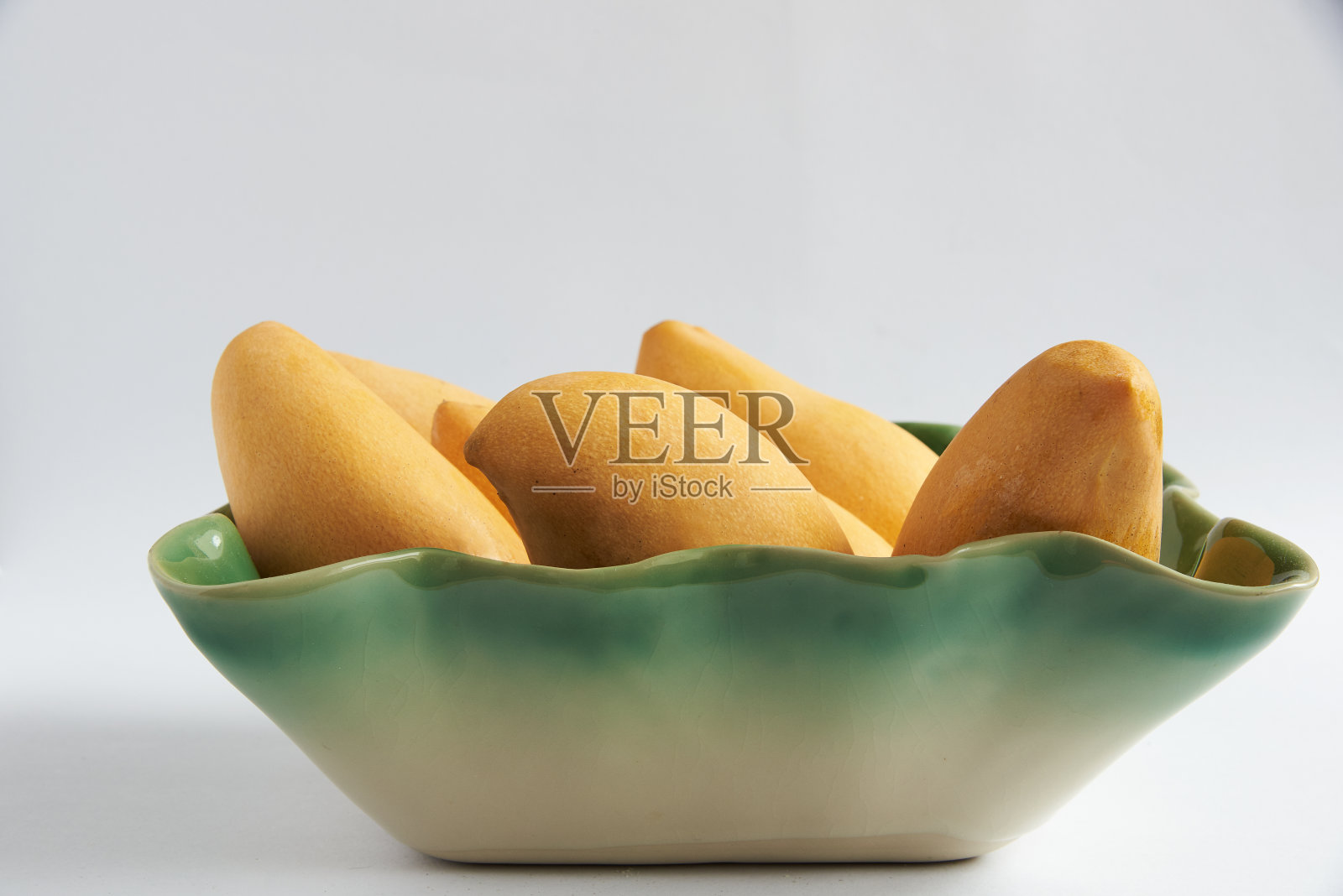 近距离观看美味的芒果在碗照片摄影图片