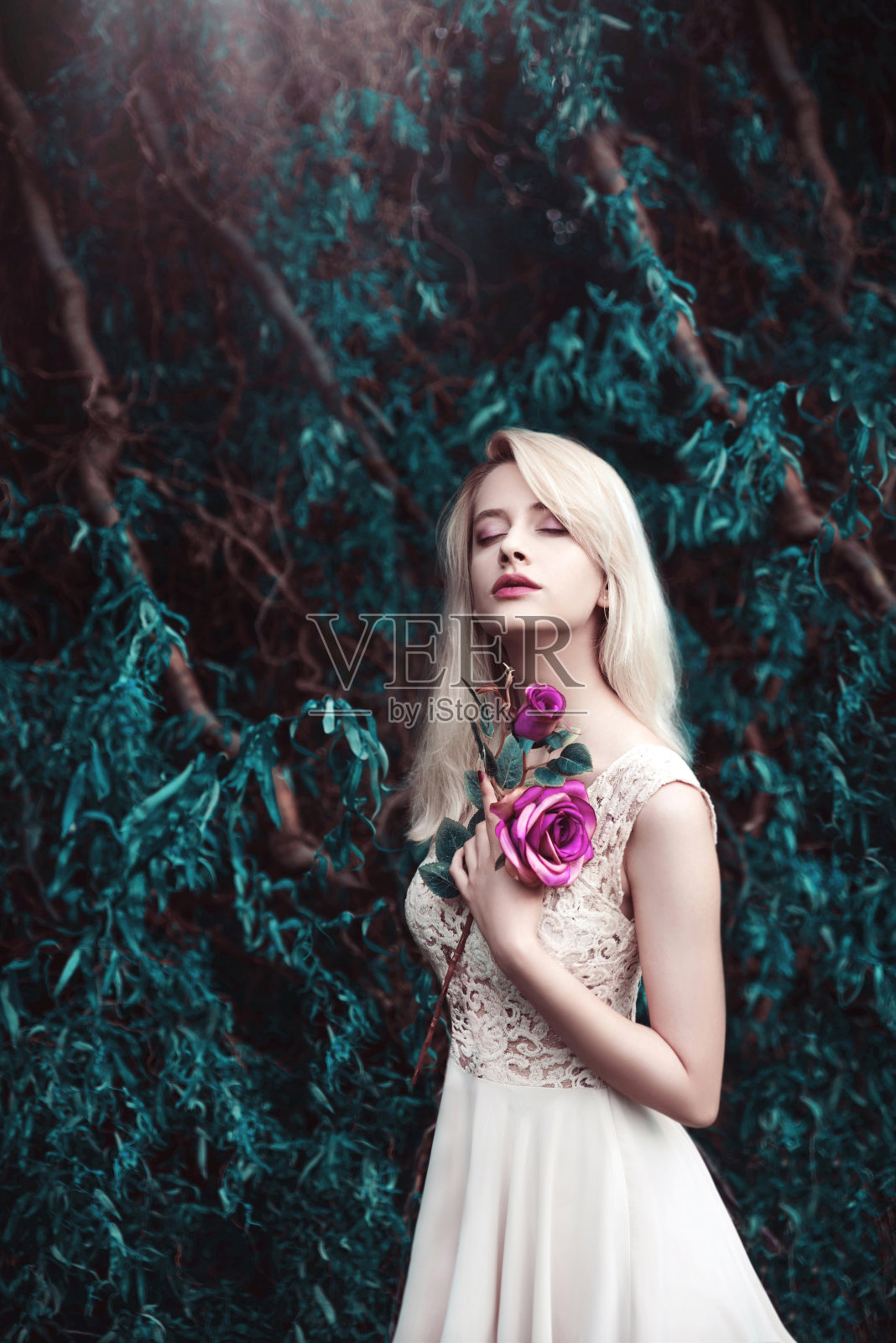 带着玫瑰花的年轻女子照片摄影图片