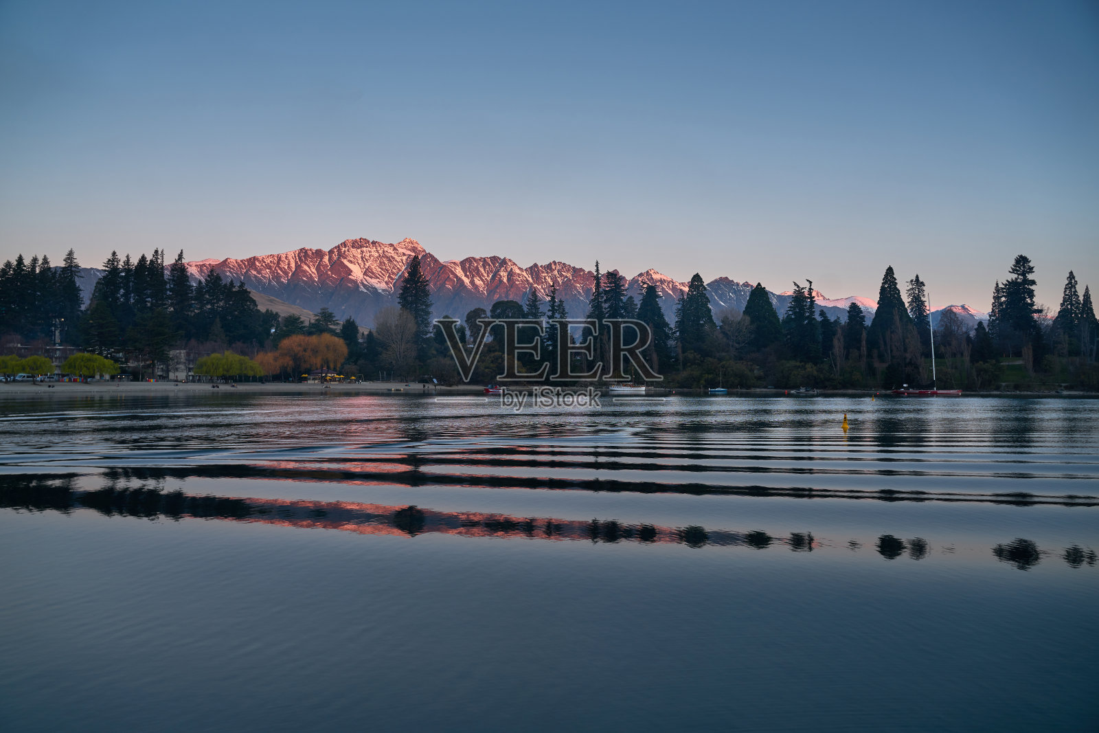 傍晚，皇后镇附近的湖泛起涟漪照片摄影图片