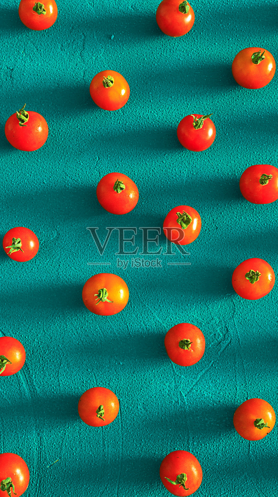 红番茄樱桃，杂乱地散落在蓝色的背景上。食品的背景。全景横幅照片摄影图片