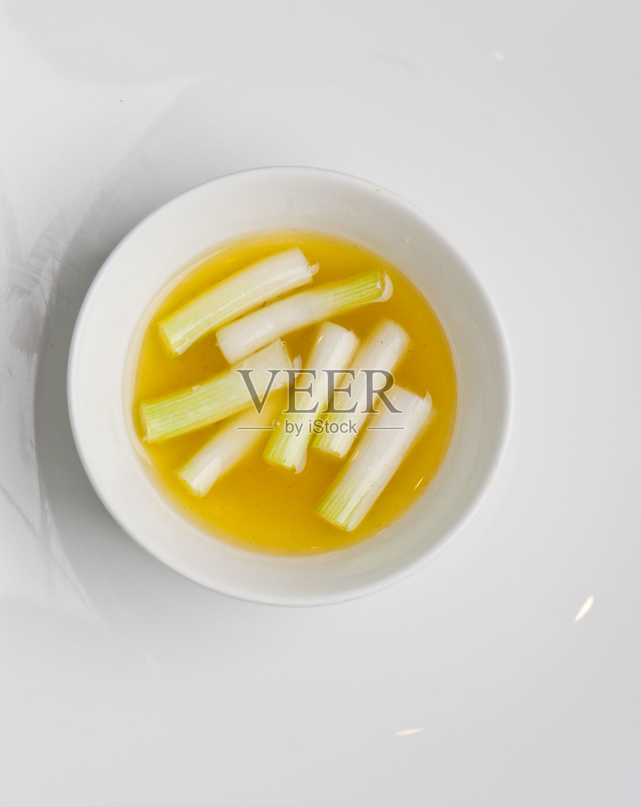 越南汤的汤。越南河粉汤。由牛肉汤和新鲜蔬菜制成的越南传统经典汤。炖汤一小时，配以葱花，香菜，罗勒叶。照片摄影图片