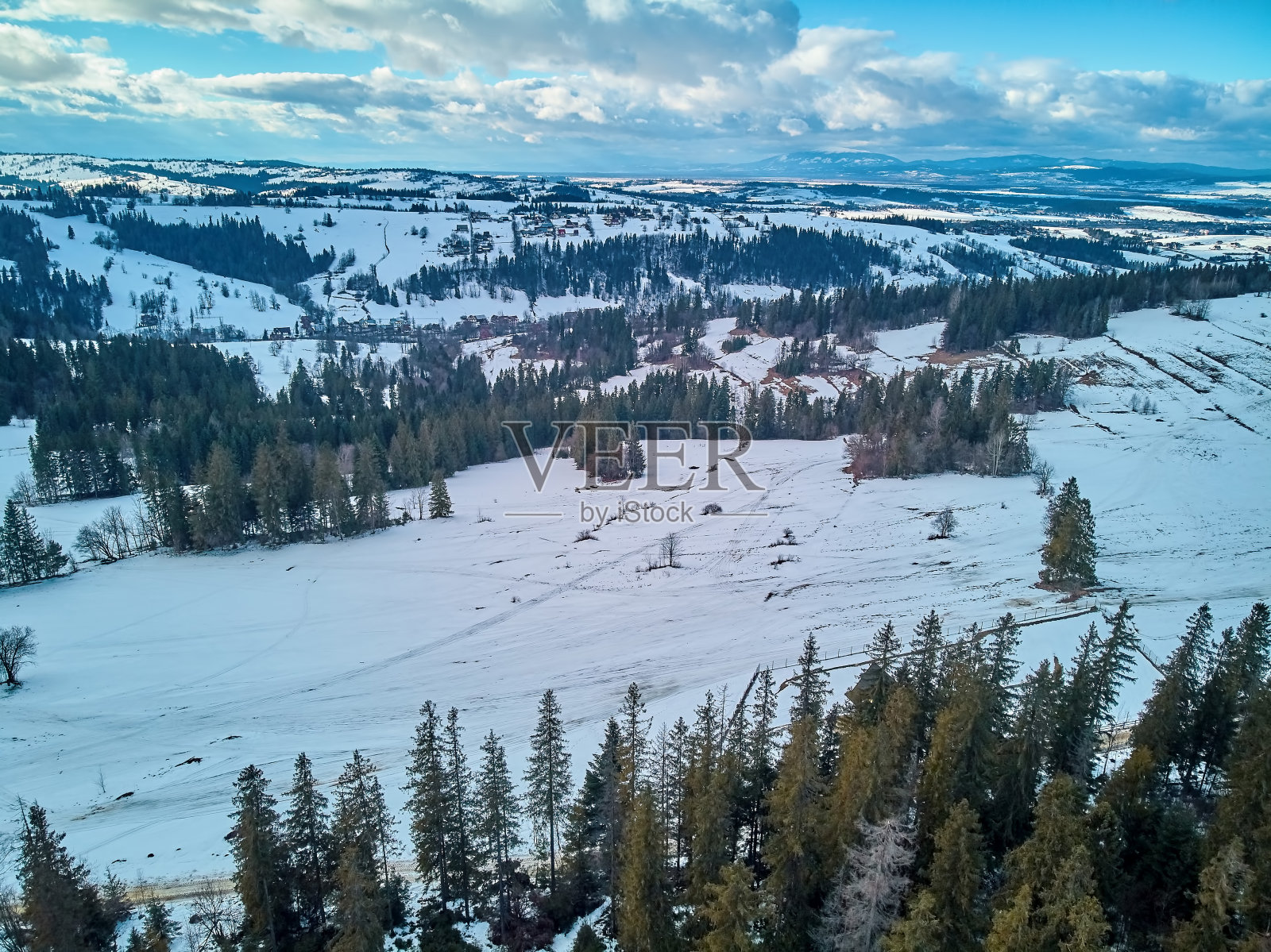美丽的全景无人机看到太特拉山脉(太特拉，太特拉)-山脉之间的斯洛伐克和波兰-他们是喀尔巴阡山脉的最高山脉照片摄影图片