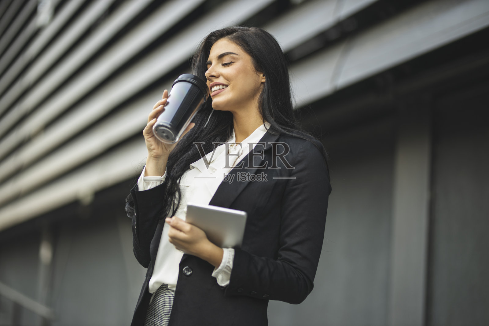 女商人拿着平板电脑喝咖啡的肖像照片摄影图片
