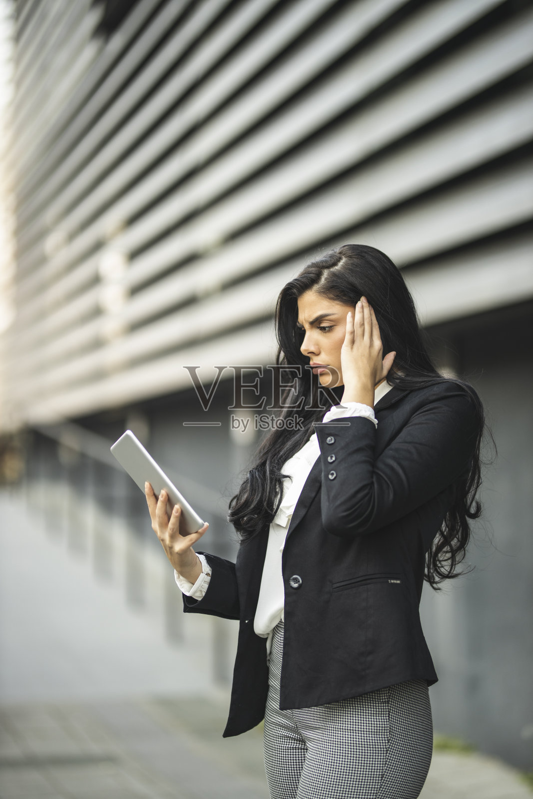 女商人在使用平板电脑时会头疼照片摄影图片