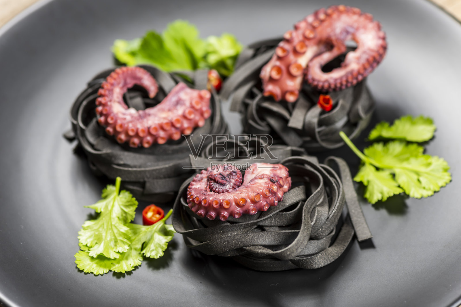 意大利面和章鱼照片摄影图片