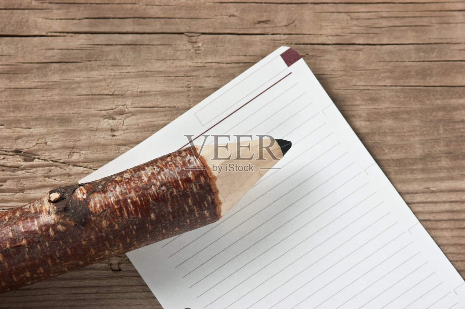 笔记和铅笔在木制的背景上照片摄影图片