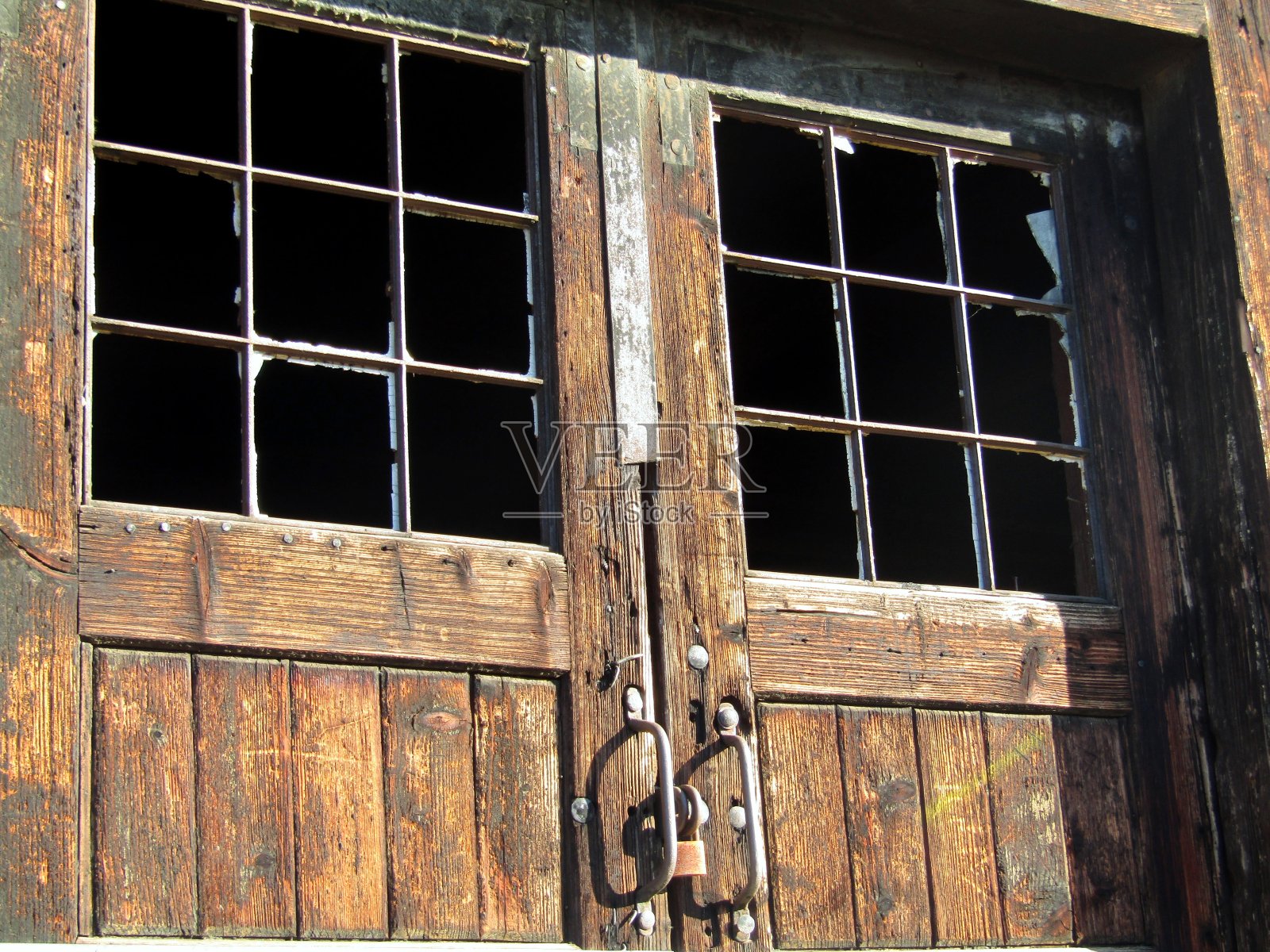 破旧的木门照片摄影图片