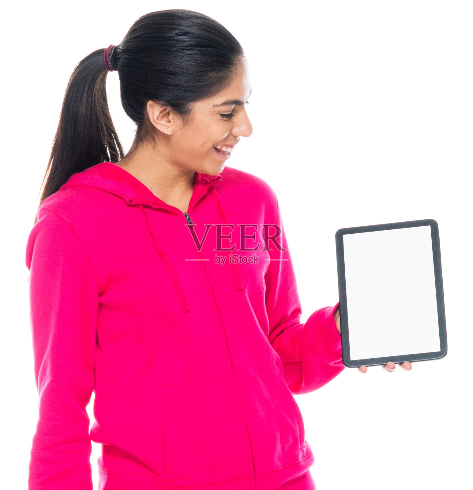 z一代年轻女性穿着裤子站在白色背景前使用触摸屏照片摄影图片