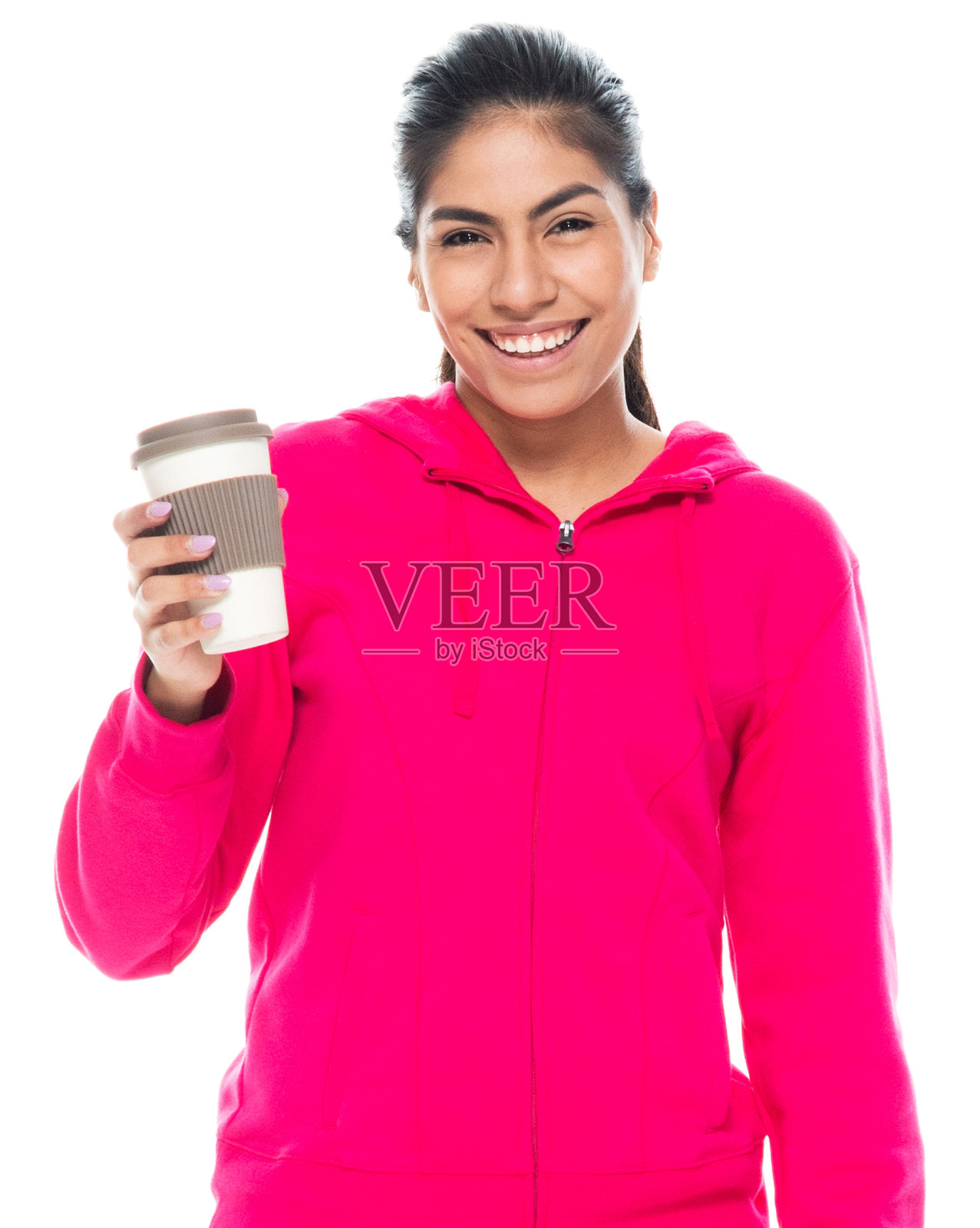 z一代女性穿着裤子拿着咖啡杯站在白色背景前照片摄影图片