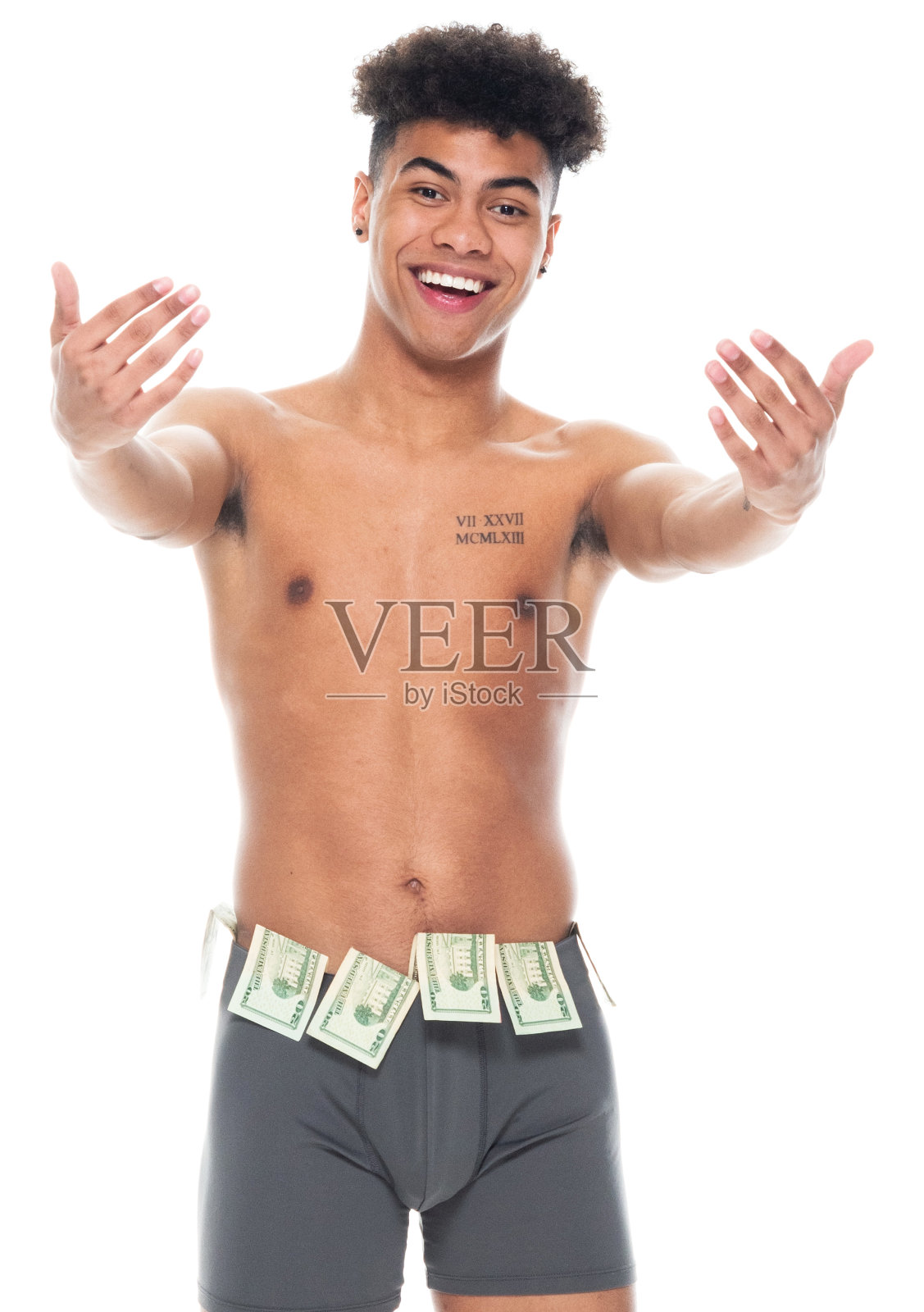 非裔男青年穿着内衣站在白色背景前，手持货币照片摄影图片