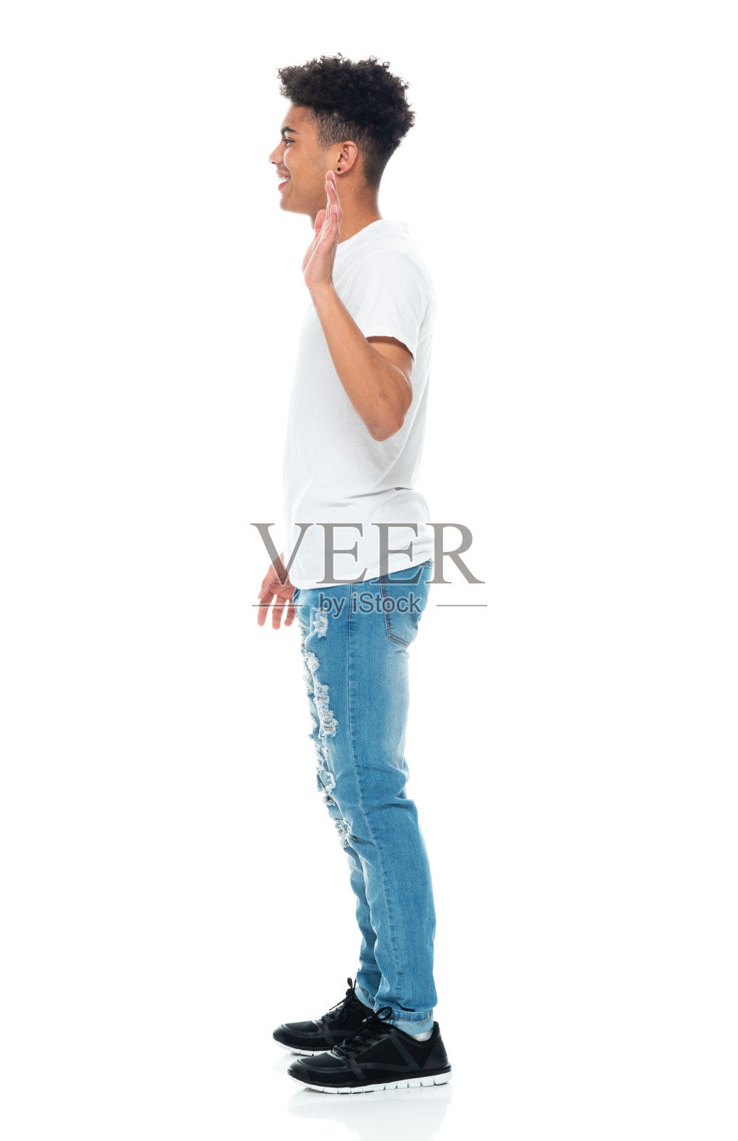 站在白色背景前穿牛仔裤的非洲裔青少年男孩照片摄影图片