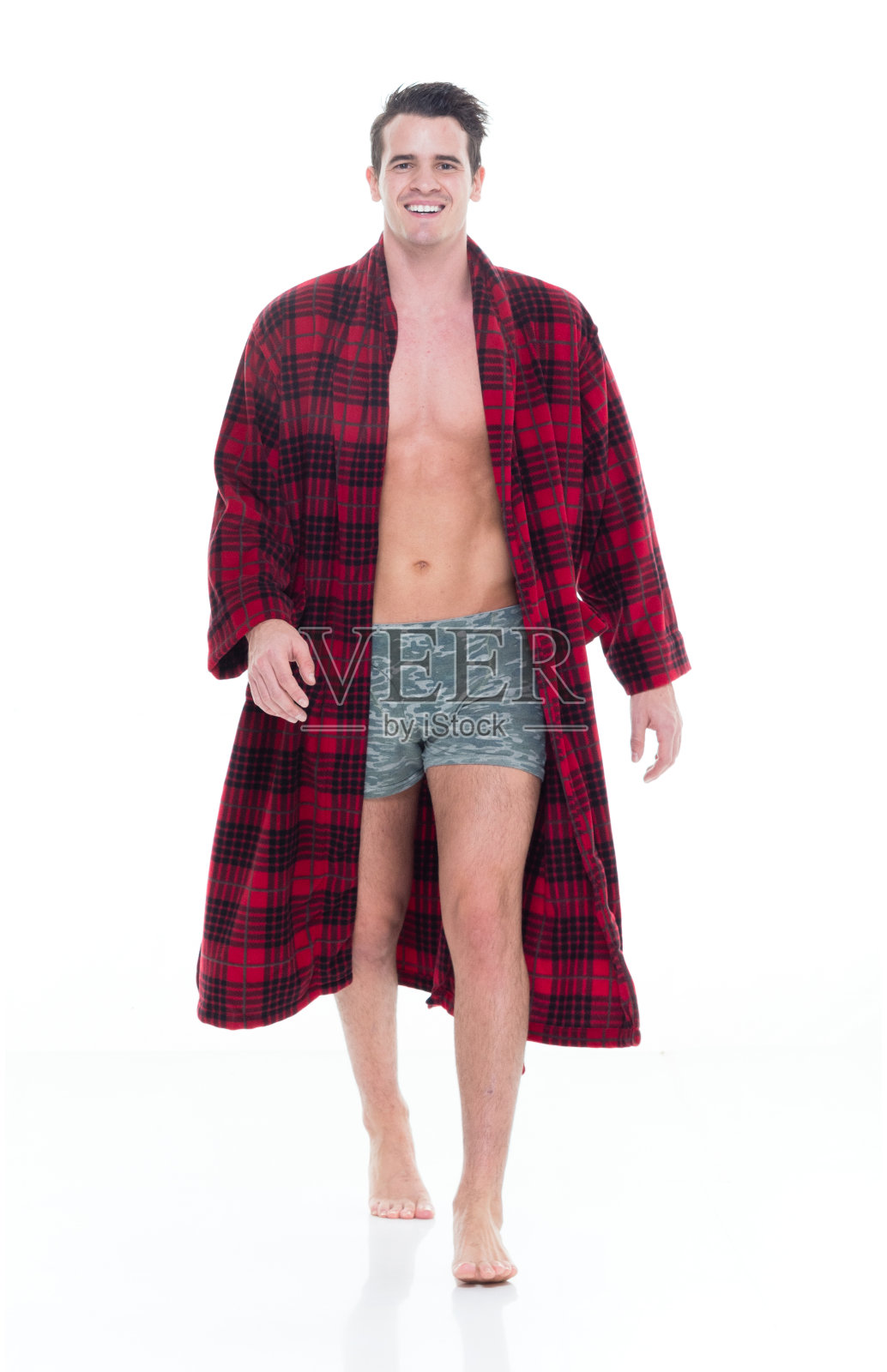 白人男性穿着内衣走在白色背景前照片摄影图片