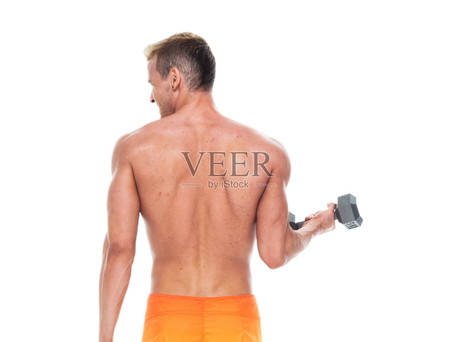 在白色背景前锻炼的健壮男运动员，身穿泳装，手持哑铃照片摄影图片