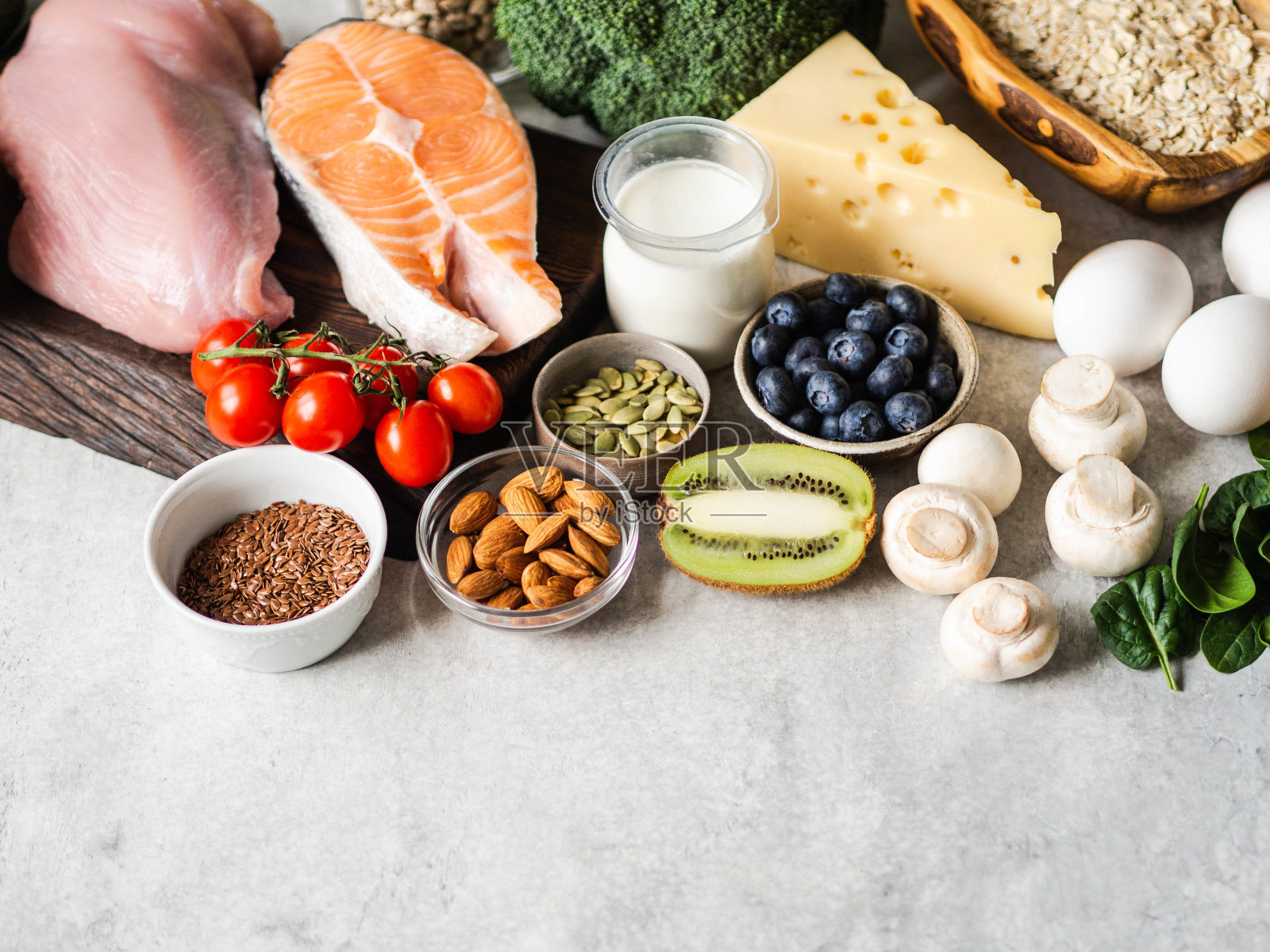 健康的清洁原料-水果，蔬菜，乳制品，鸡蛋，豆类，膳食肉和鱼，坚果和种子在桌子上。副本的空间。照片摄影图片