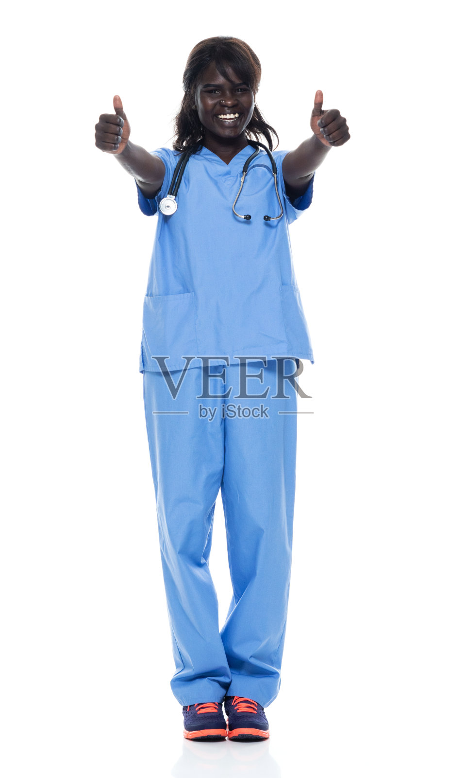 非洲裔年轻女性穿着运动鞋站在白色背景前照片摄影图片