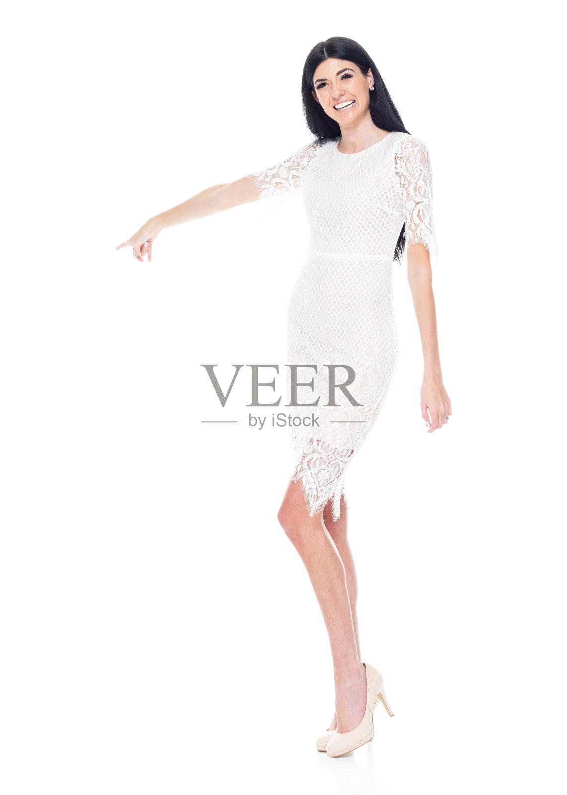 白人女性站在白色背景前穿着裙子照片摄影图片