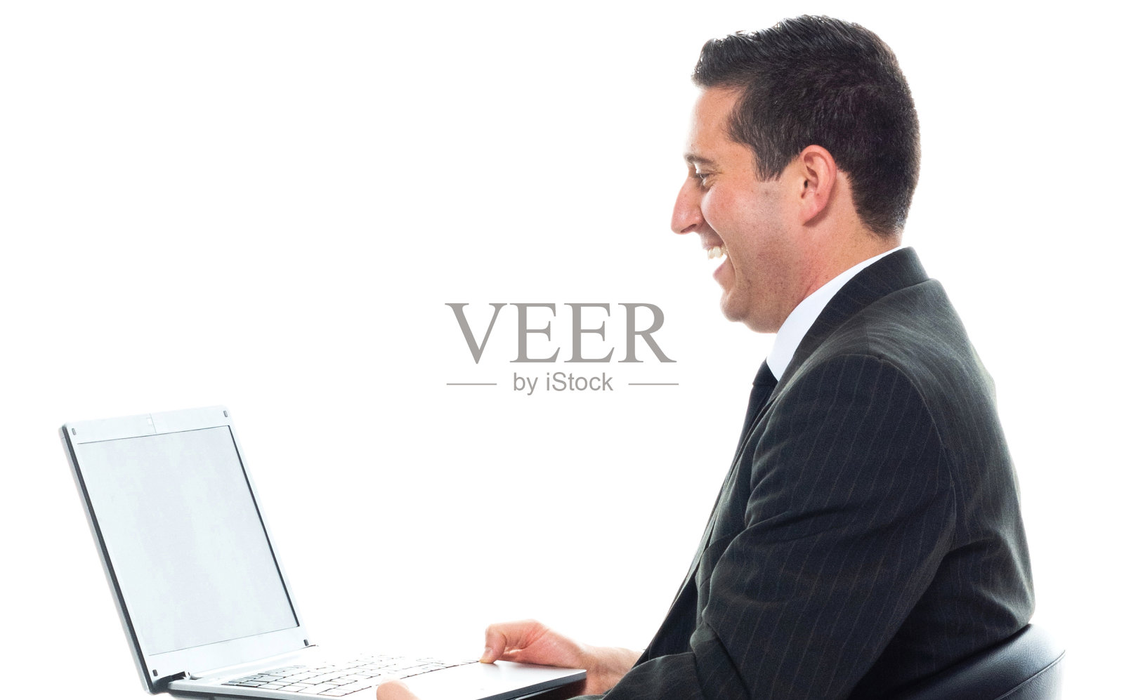 年轻白人男性商务人士在白色背景前穿着商务装使用电脑照片摄影图片