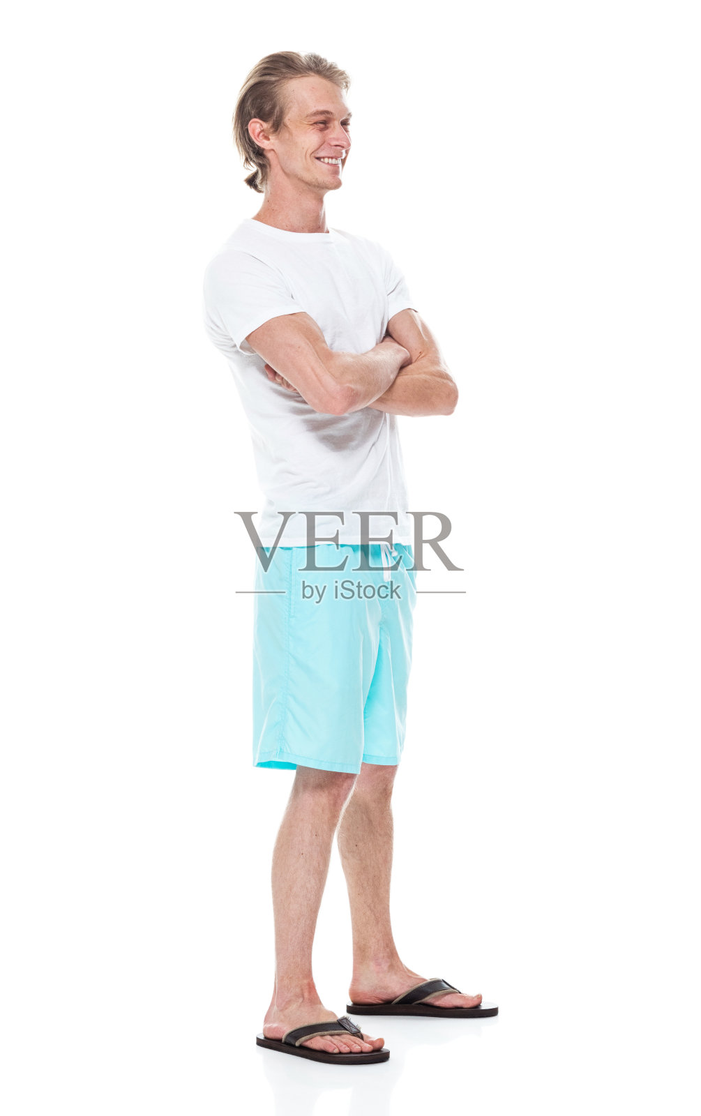 白人男性穿着t恤站在白色背景前照片摄影图片