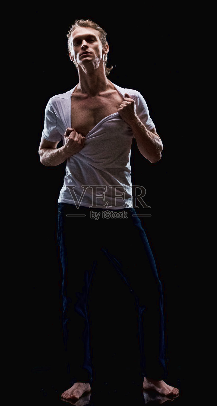 白人男性在黑色背景前穿衬衫照片摄影图片