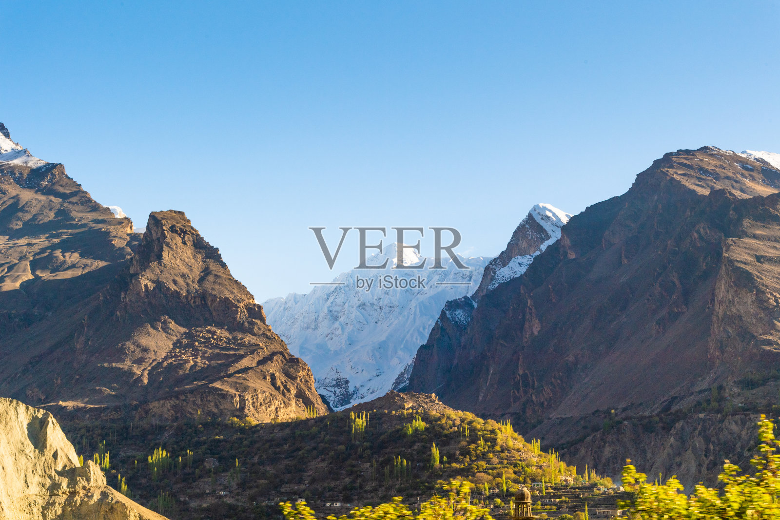 巴基斯坦罕萨山谷的喀喇昆仑山脉与樱花照片摄影图片