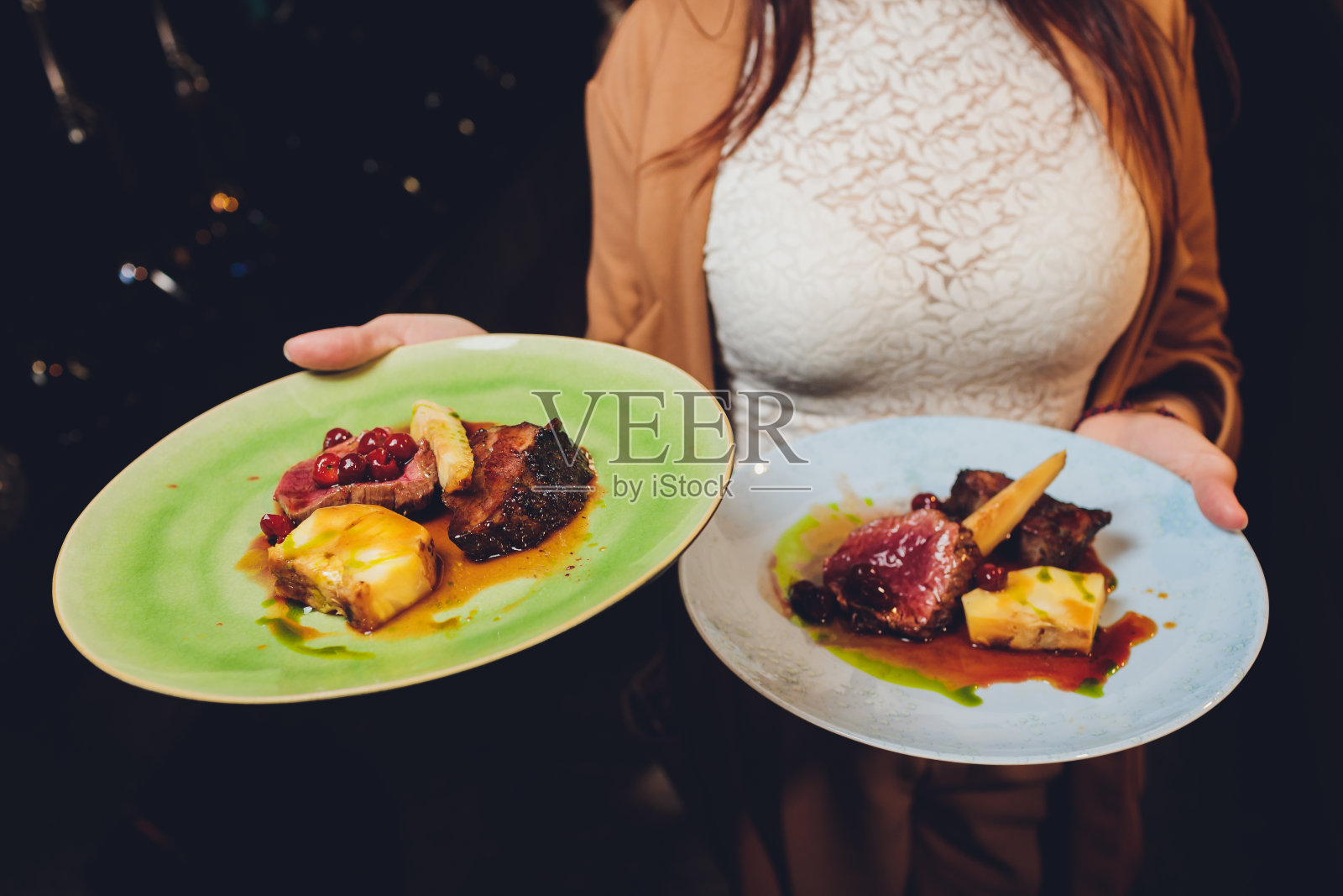 牛排骨配白盘牛里脊，根菜，樱桃杏仁。照片摄影图片