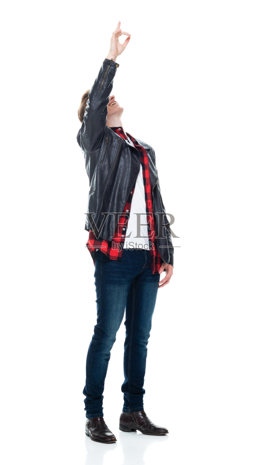 穿着牛仔裤站在白色背景前的白人男孩照片摄影图片