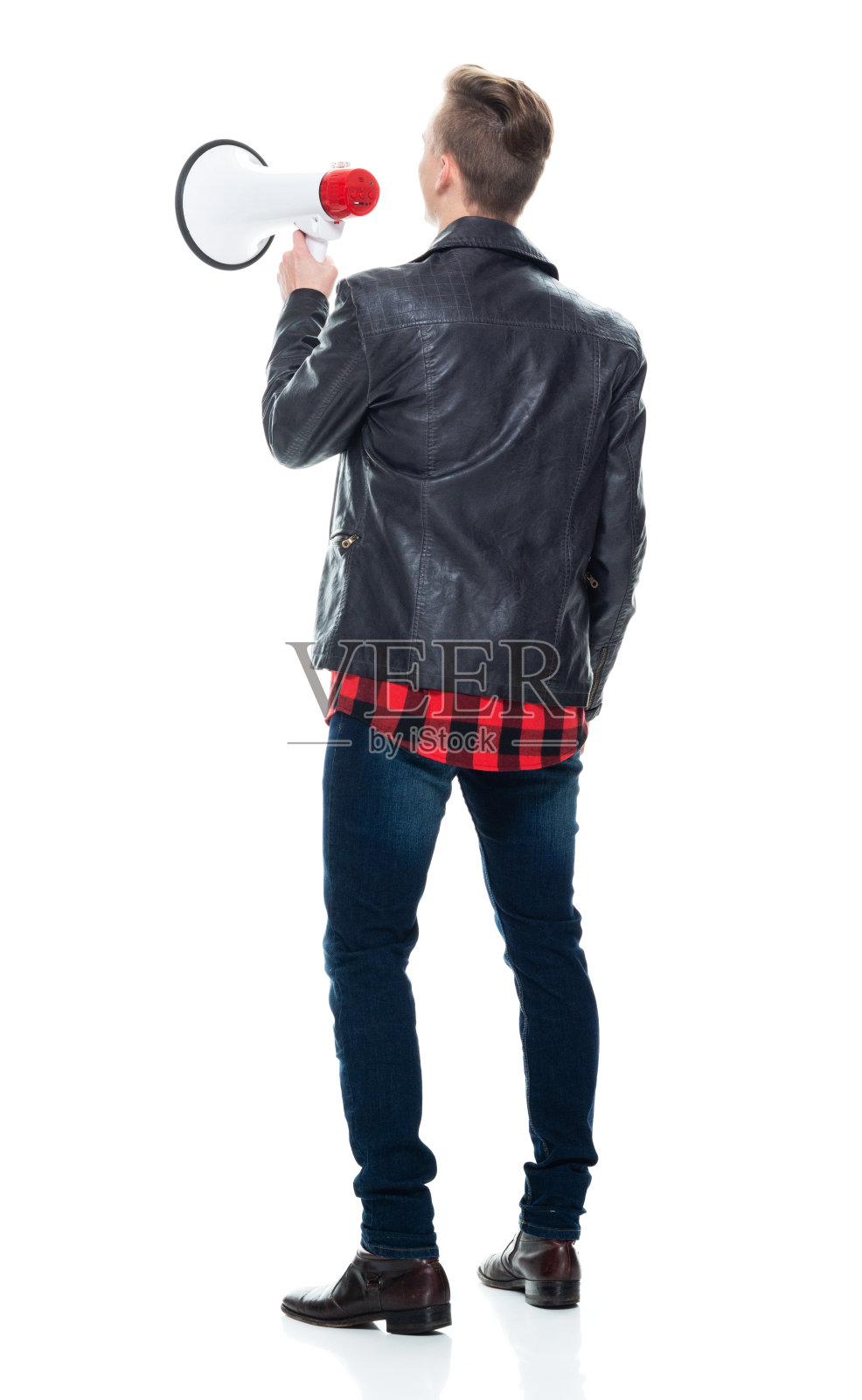 拿扩音器的年轻白人男子照片摄影图片