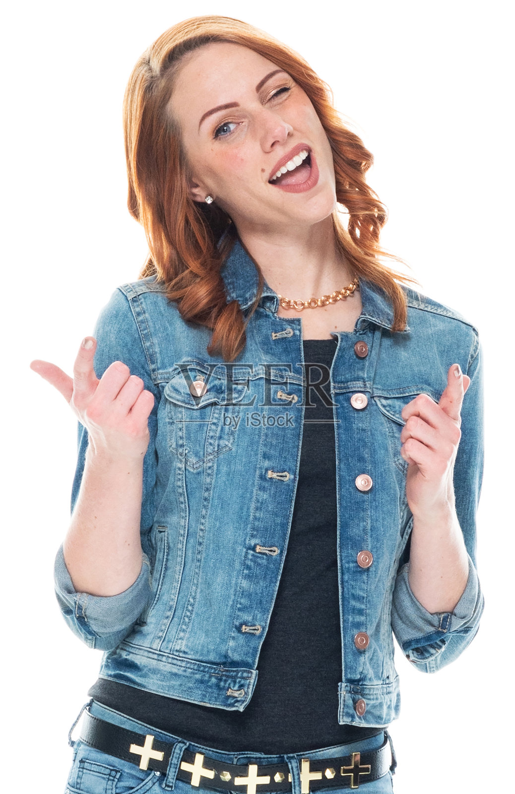 白人年轻女性穿着裤子站在白色背景前照片摄影图片