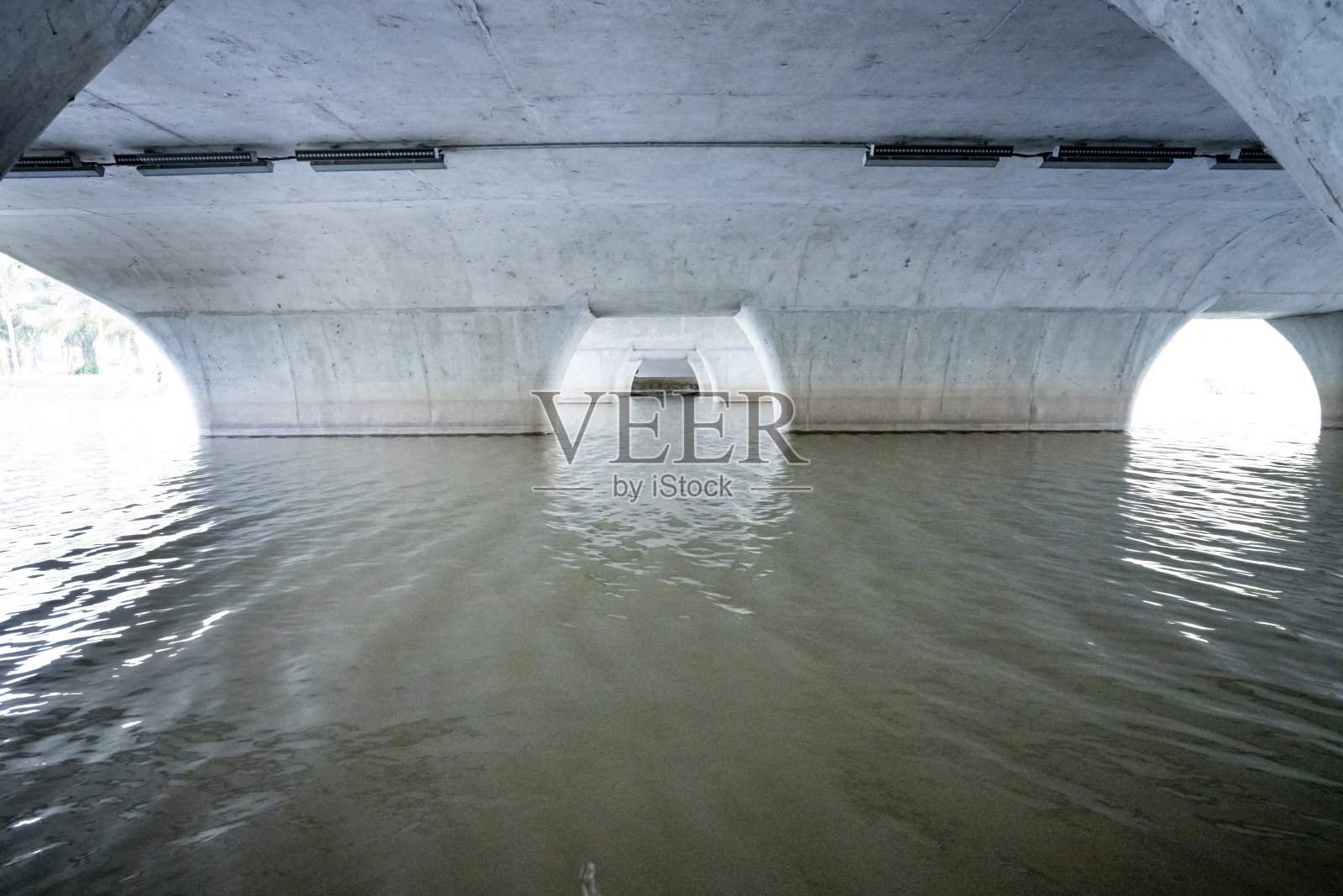 水上弯曲混凝土桥。照片摄影图片