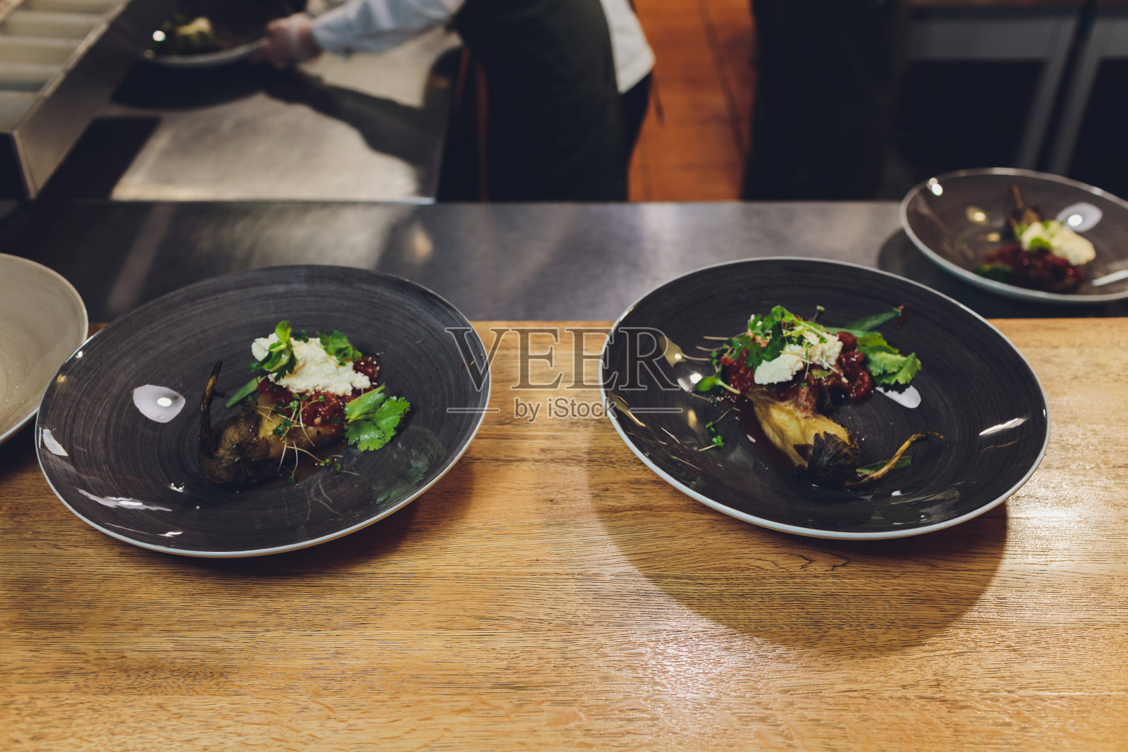 茄子烧茄子在铜板上烧成余烬。照片摄影图片