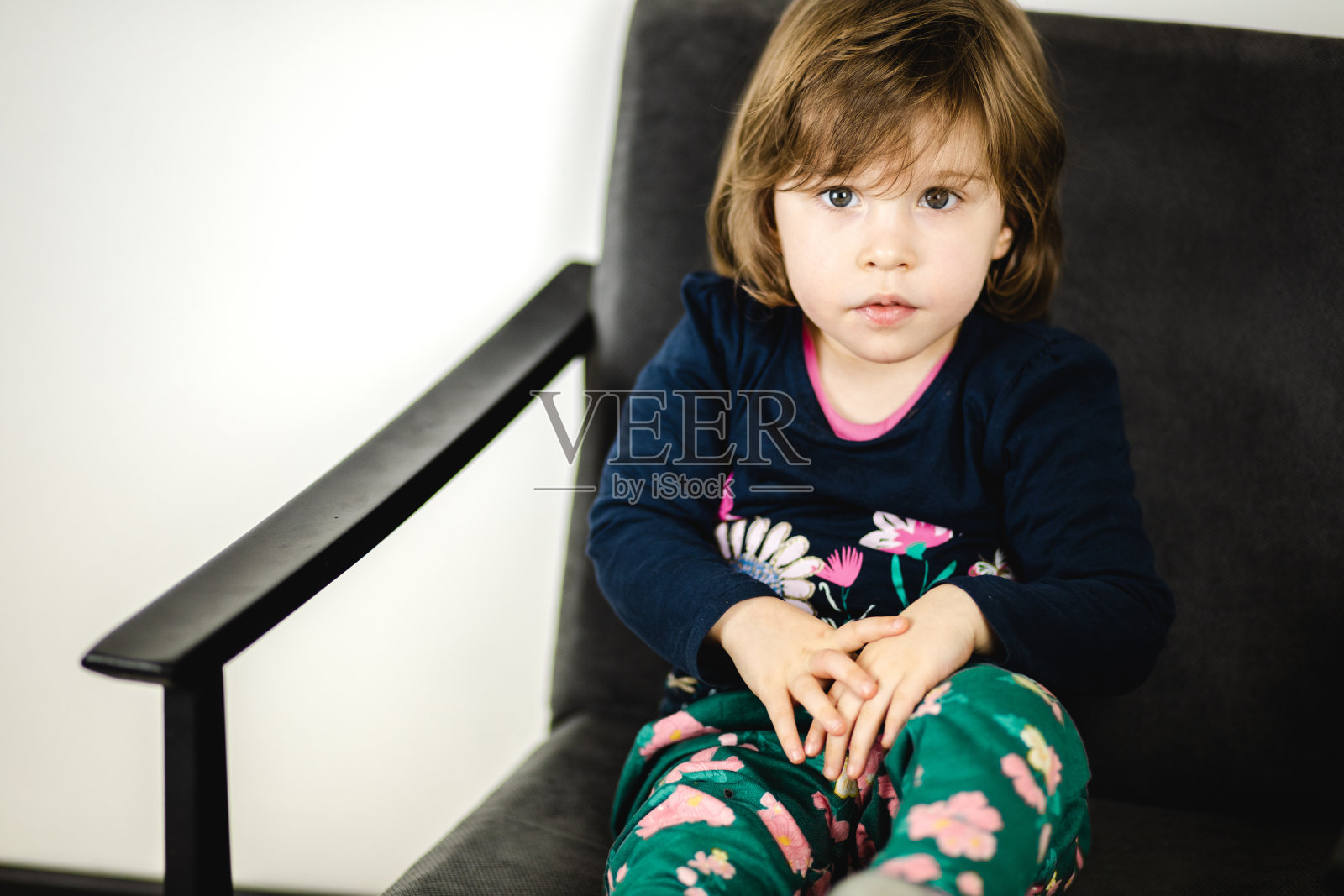 一个严肃的蹒跚学步的小女孩的肖像照片摄影图片